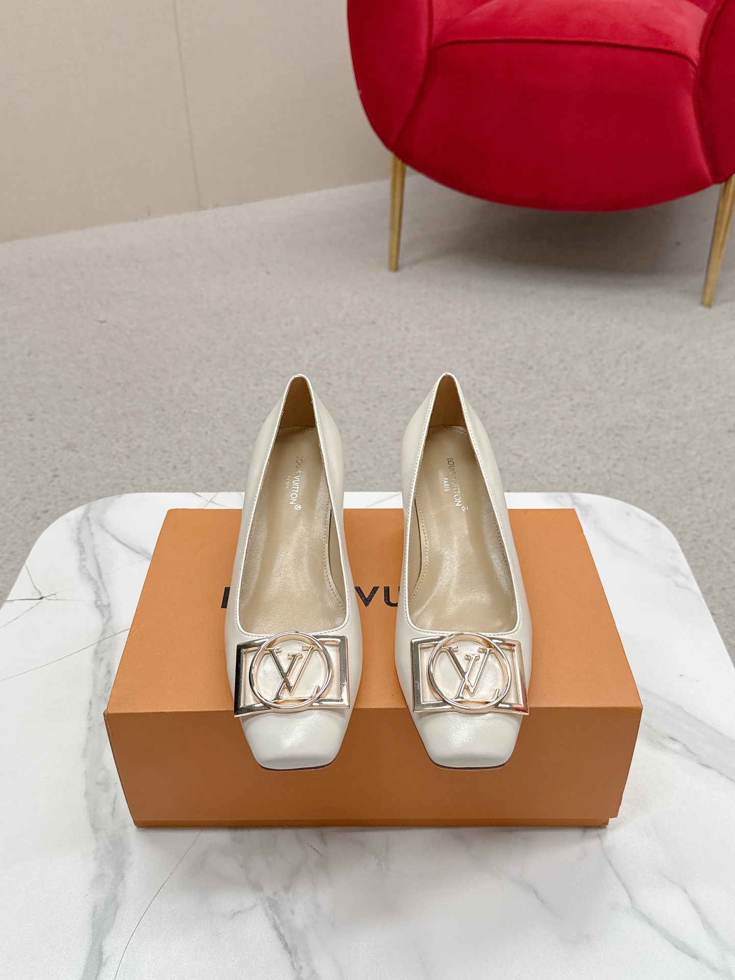 NO:682197,LV shoes This Urban Twist women's shoe is a fashionable upgrade to the classic stiletto heel style. It is made of smooth calfskin upper with a bright silver metal toe and is engraved with the LV Circle logo, highlighting the Louis Vuitton brand characteristics. Upper: imported butter leather. Lining/foot pad: imported full-grain sheepskin. Outsole: Italian genuine leather outsole. Size: 35-39 (34.40.41 customized non-refundable), high-heeled shoes, louis  vuitton,louis vuitton,high heels,cowhide,sheepskin,Leather soles19860909Lv 单鞋 此款Urban Twist女鞋对经典细高跟鞋型进行时尚升级,以柔滑的小牛皮鞋面搭配亮眼的银色金属鞋头,刻有 LV Circle 标识,凸显路易威登品牌特质. 鞋面:进口牛油皮 内里/垫脚:进口全粒面羊皮 大底:意大利真皮大底 Size:35-39（34.40.41定制不退换）,高跟鞋单鞋,louis vuitton,louis vuitton,high heels,cowhide,sheepskin,Leather soles,Women's Shoes