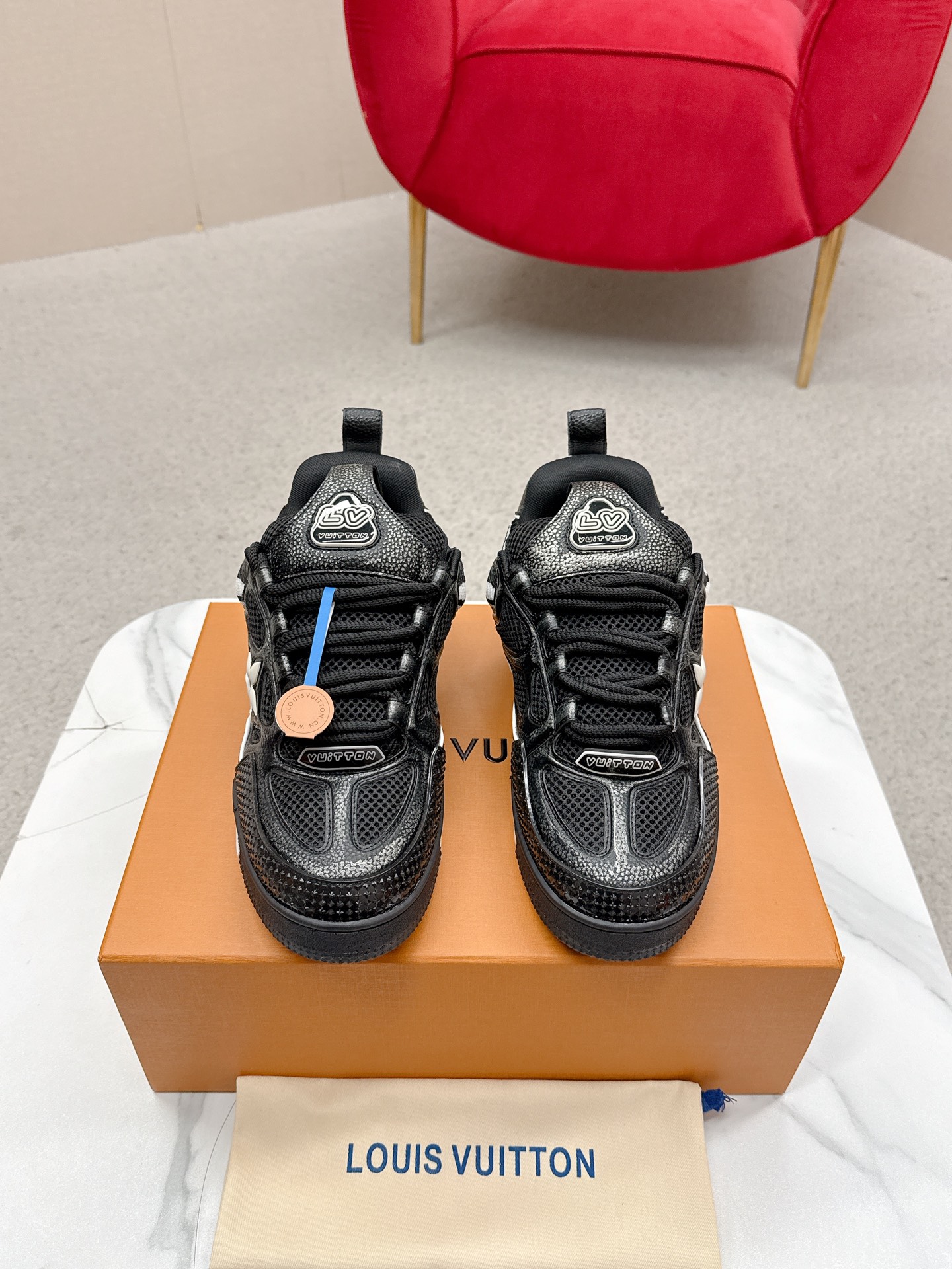 NO:682192,Louis Vuiton·Louis Vuitton LV Skate series bread shoes-skateboard shoes-basketball shoes-casual sports shoes top version original purchase development and production [Fireworks] LV Skate continues from the beginning The  View professional skate shoe, this style continues the fat silhouette of the 90s. Designers added playful elements such as an open mesh tongue and exaggerated laces that pay tribute to Axion, es and DC. This LVSK8 sneaker is different from the typical skate shoe, it is made of nubuck leather with TPU trim and Monogram texture. Finally, there is the logo on the heel and tongue and the floral pattern on the side. Fabric: Original custom first-grain cowhide + breathable mesh  Inner lining: original imported breathable mesh lining Size: women 35-40 men 39-44 (women 41 men 45.46 customized, non-returnable), casual shoes/sports shoes, louis vuitton, louis vuitton, louis vuitton, sneakers, cowhide19860909Louis Vuiton·路易威登  LV Skate系列面包鞋-滑板鞋-篮球鞋-休闲运动鞋 顶级版本原版购入开发做货[烟花]LV Skate从开始延续The View专业滑板鞋款,这种风格延续了90年代肥大的版型.设计师们添加了俏皮的元素,例如开放式网面鞋舌和向Axion、es和DC致敬的夸张鞋带.这款LVSK8运动鞋不同于典型的滑板鞋,它采用牛巴革制成,带有TPU饰边和Monogram纹理.最后,还有鞋跟和鞋舌上的logo以及侧面花卉图案. 面料:原版定制头层牛皮+透气网面 内里:原版进口透气网里 码数:女35-40 男39-44（女41男45.46订制 不退换）,休闲鞋/运动鞋,louis vuitton,louis vuitton,louis vuitton,sneakers,cowhide,Women's Shoes