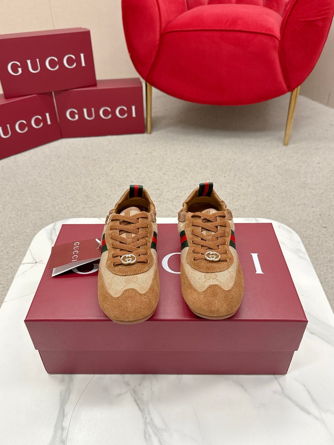 NO:682158,Women's G Gucci's latest mesh color-blocking casual shoes, GG Gucci series casual Loaf casual catwalk style ZP developed pure original version... Metal double G crystal cylindrical logo... Gucc original pattern webbing... Upper color rubbed cowhide frosted splicing through breathable mesh technology... Fabric: Original custom-made cowhide breathable mesh color-blocking technology Lining: Original custom-made sheepskin Foot: Original sheepskin injection molding Outsole: Original open-molded sole Packaging: Original full set of packaging  Size: 35-39 (40 customized, non-refundable), casual shoes/sports shoes, gucci, gucci, gucci, loafers, sneakers, cowhide, sheepskin19860909女款 G家古驰最新网面拼色休闲鞋,GG古奇系列休闲乐福休闲走秀款 ZP开发纯原版本……金属双G水晶圆柱形标……Gucc原版纹织带……鞋面擦色牛皮磨砂拼接经透气网布工艺…… 面料:原版定制牛猄透气网拼色工艺 内里:原版定制羊皮 垫脚:原版羊皮注塑成型 大底:原版开模成型底 包装:原版全套包装 码数:35-39（40定制不退换）,休闲鞋/运动鞋,gucci,gucci,gucci,loafers,sneakers,cowhide,sheepskin,Women's Shoes