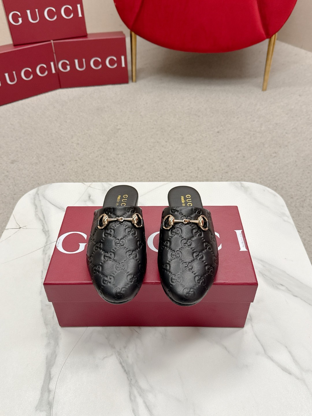 NO:682155,The latest version of Gucci's Princetown classic series, Double G cloth mules, horsebit flat half slippers, are an outstanding representative of design heritage. The new series of horsebit loafers vividly highlight the classic elegance. This shoe is made of embossed leather with the brand's iconic letters G G intertwined pattern, making it a timeless classic. The material of this shoe is soft, and the corridor shape is exquisite and smooth, highlighting daily elegance!  Customized double G fabric upper, sheepskin lining, Italian genuine leather outsole, size 35-39 (40.41 custom made, non-returnable), half drag, gucci, gucci, loafers, slippers, sheepskin, Leather soles19860909Gucci 古驰Princetown经典款系列最新版面双G布面穆勒鞋马衔扣平底半拖鞋 作为设计传承的杰出代表,新系列饰马衔扣乐福鞋,生动彰显经典优雅格调.这款鞋履采用品牌标志性字母G G交织图案压纹皮,成就隽永经典.这款鞋履材质柔软,廊形精致流畅,彰显日常优雅风范！ 鞋面定制双G布面 内里垫脚羊皮 鞋底意大利真皮大底 码数35-39（40.41定做不退换）,半拖,gucci,gucci,loafers,slippers,sheepskin,Leather soles,Women's Shoes