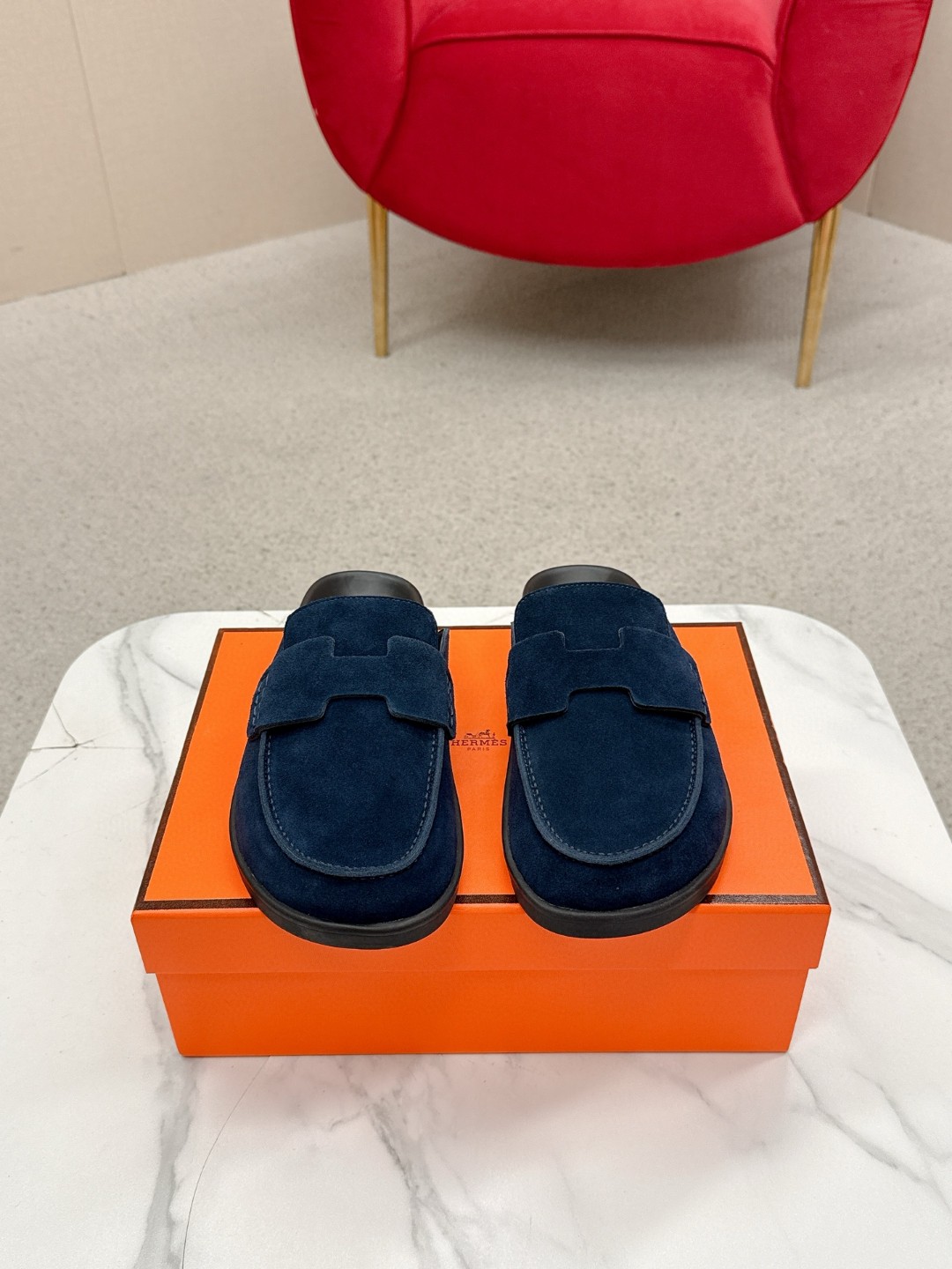 NO:682148,Women's Men's Herme's Latest Couple's Model Birkenstock Slippers Old Man's Shoes Teddy Mules H-Slippers Original purchase and development Made by Herme's GO Series Suede goatskin and shearling mules, classic 'H' shaped upper details. Create a comfortable and modern style. Cute, with a cloud-like foot feel. Wear it barefoot or with socks, it is very fashionable. The sole is the original molded TPU sole  The design is simple and smooth, creating a comfortable and casual look. The delivery counter is exquisitely packaged. The fabric is original and customized imported first-layer cowhide. The lining is imported water-dyed sheepskin. The sole is original open-molded non-slip TPU material. Sole thickness 3CM. Size: 35-40 for women and 39-44 for men (41 for women and 45 for men can be customized and non-returnable), half drag, hermes, slippers, cowhide, sheepskin, chamois leather, socks.19860909女款 男款 Herme‘s爱仕 最新情侣款 勃肯拖鞋 老舅鞋 泰迪穆勒鞋H拖 原版购入开发 做货 爱仕GO系列 麂皮山羊皮和羊毛皮穆勒鞋,经典“H”型鞋面细节.打造舒适现代风格 敲可爱的,踩云脚感,光脚或者搭配个袜子穿,都时髦的不行哦 鞋底是原版开模tpu鞋底 设计简约流畅,打造舒适休闲造型. 配送专柜精美包装 面料原版定制进口头层牛皮 内里进口水染羊皮 鞋底原版开模防滑TPU材质 底厚3CM Size:女款35-40 男款39-44（女款41 男款45可定做不退换）,半拖,hermes,slippers,cowhide,sheepskin,chamois leather,socks,Women's Shoes