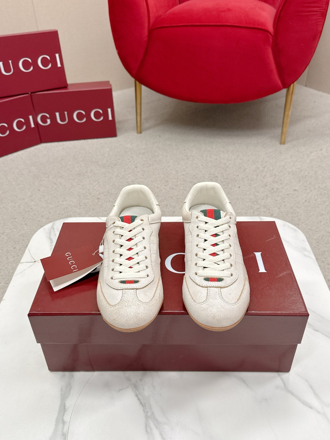 NO:682127,Gucci Gucci Shift Series Couple Style Retro Moral Shoes Casual Sports Shoes Original Purchased Development Made Goods Gucci Shift Series newly launched, light design reinterprets sports style. The neat silhouette adds a sense of freedom, showing exquisite texture when moving. The webbing details are like an endless ribbon running through the entire design, and the side stitching details add the finishing touch. Fabric: Original customized imported first-layer cowhide. Lining: Original customized soft sheepskin lining. Outsole:  Original open mold non-slip TPU material Bottom thickness: 2CM Size: Women's 35-40 (women's 41 is custom-made and non-returnable), casual shoes/sports shoes, gucci, gucci, sneakers, cowhide, sheepskin19860909Gucci古驰Shift系列 情侣款 复古 德训鞋 休闲 运动鞋 原版购入开发 做货 Gucci Shift系列全新上市,轻盈设计焕新诠释运动风尚.利落廓形更添自在本色,行动间彰显精致质感.织带细节宛如一道延绵不绝的饰带贯穿于整个设计,侧边缝线细节增添点睛之笔 面料: 原版定制进口头层牛皮 内里: 原版定制柔软羊皮里 大底: 原版开模防滑TPU材质 底厚: 2CM Size: 女款35-40（女款41定做不退换）,休闲鞋/运动鞋,gucci,gucci,sneakers,cowhide,sheepskin,Women's Shoes