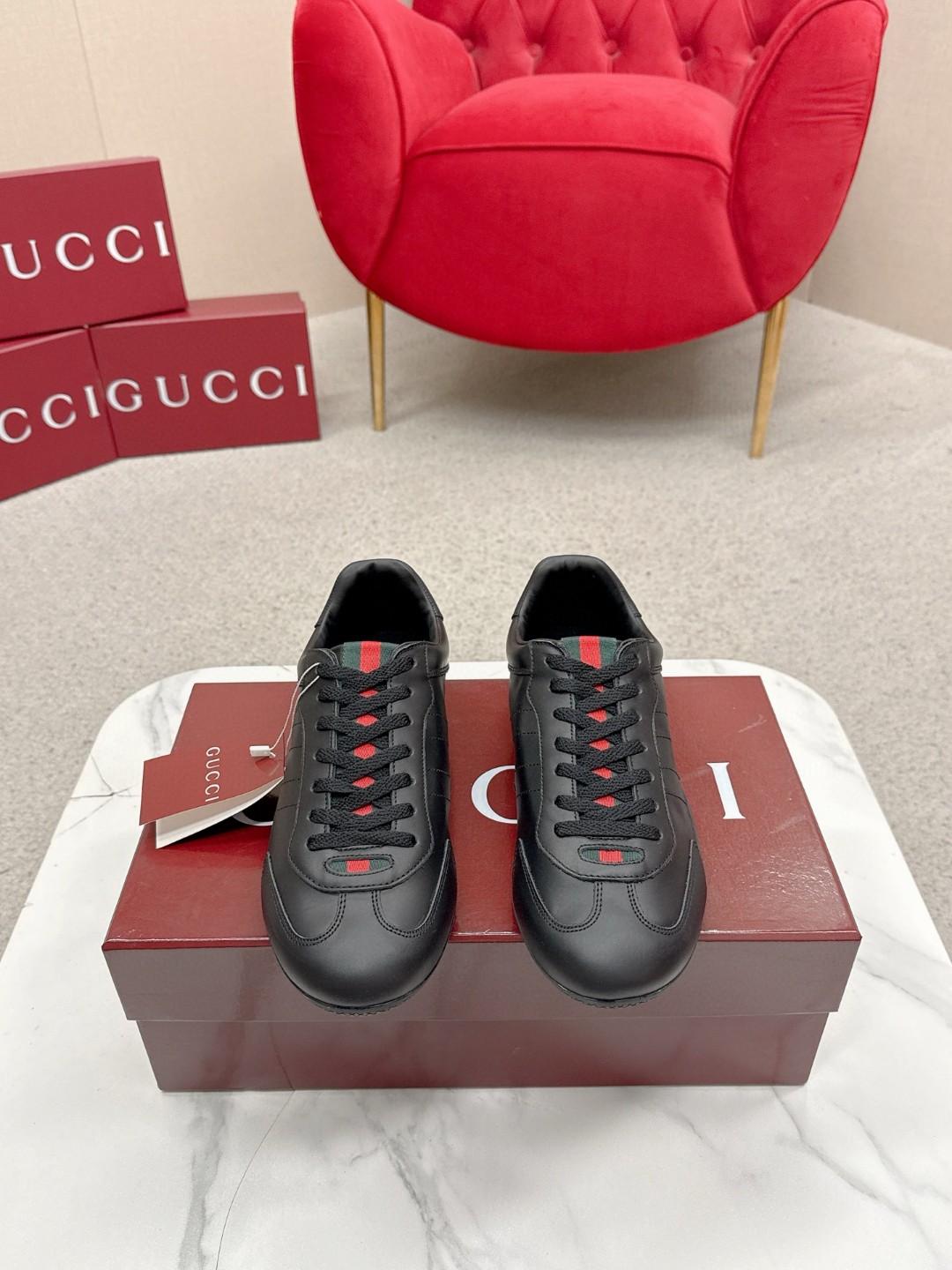 NO:682134,Men's Gucci Gucci Shift Series Couple's Style Retro Moral Shoes Casual Sports Shoes Original Purchased Development Made Goods Gucci Shift Series newly launched, light design reinterprets sports style. The neat silhouette adds freedom and reveals exquisite texture when moving. The webbing details are like an endless ribbon running through the entire design, and the side stitching details add the finishing touch. Fabric: Original custom-made imported first-layer cowhide. Lining: Original custom-made soft sheepskin lining.  Outsole: Original open-molded non-slip TPU material. Bottom thickness: 2CM. Size: Men's 39-44 (men's 45 is custom-made and non-returnable), casual shoes/sports shoes, gucci, gucci, sneakers, cowhide, sheepskin19860909男款 Gucci古驰Shift系列 情侣款 复古 德训鞋 休闲 运动鞋 原版购入开发 做货 Gucci Shift系列全新上市,轻盈设计焕新诠释运动风尚.利落廓形更添自在本色,行动间彰显精致质感.织带细节宛如一道延绵不绝的饰带贯穿于整个设计,侧边缝线细节增添点睛之笔 面料: 原版定制进口头层牛皮 内里: 原版定制柔软羊皮里 大底: 原版开模防滑TPU材质 底厚: 2CM Size: 男款39-44（男45定做不退换）,休闲鞋/运动鞋,gucci,gucci,sneakers,cowhide,sheepskin,Women's Shoes