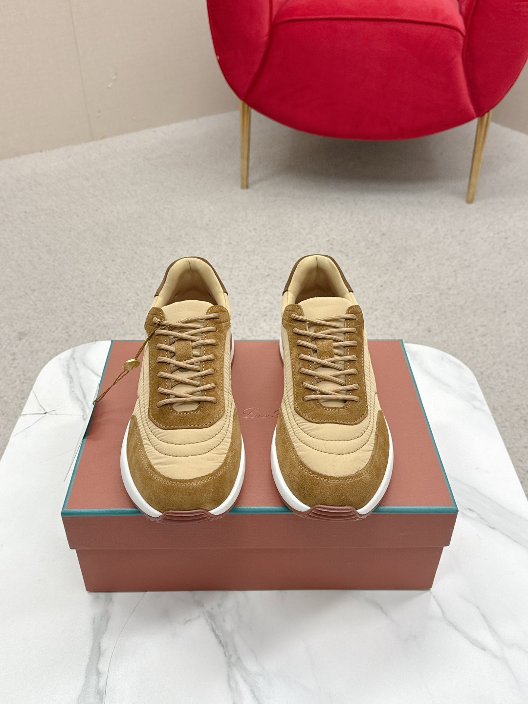 NO:749023,High version Loro iana Autumn walking sports men's shoes L jogging shoes casual in and out counter comparison This casual shoe is knitted with Wind fiber and handmade to show a unique three-dimensional effect. The unique version narrows slightly in the middle and is embellished with nappa leather details. The lightweight TU sole and edge studs enhance grip and stability, and the functional details full of modern beauty add a sporty style to the shoes. The upper uses hot-melt edge-sealing technology Kummel  The lightweight technical material of the colored rubber outsole is inlaid with cushioning pads on the inside of the sole to distribute weight more evenly and reduce the load during walking. Leather eyelets are set directly on the upper fixed to the sole to ensure stability. The rear is equipped with cushioning pads to improve wearing comfort. Fabric: Nylon Decoration: Cow leather Accessories: Polyurethane Full set of packaging at the counter With insoles and shoelaces Same as the counter  Men's sizes: 39-45 (customized for 46-47), casual shoes/sports shoes, loro piana, loro piana, sneakers, cowhide19860909高版本 Loro iana 秋季散步 运动 男鞋 L慢跑鞋 随意进出专柜对比 这款休闲鞋采用Wind纤维针织而成,纯手工打造 呈现出别致的立体效果.独特的版型在中段轻微变窄,并以纳巴革细节点缀.轻盈TU鞋底和边缘的鞋钉增强抓地力和稳定性,充满现代美感的功能细节设计为鞋子平添了运动风格. 鞋面使用热熔封边工艺 Kummel 色橡胶外底的轻盈技术材料鞋底内侧镶嵌着缓冲垫,让重量分配更平均,减轻行进间的负荷 皮革鞋眼直接设于固定在鞋底的鞋面上,以确保稳定性 后部搭配缓冲垫,以提升穿着舒适感 面料 锦纶 装饰 牛皮革 辅料 聚氨酯 专柜全套包装 配鞋垫和鞋带 专柜一致 尺码男款:39-45（46-47订做）,休闲鞋/运动鞋,loro piana,loro piana,sneakers,cowhide,Women's Shoes