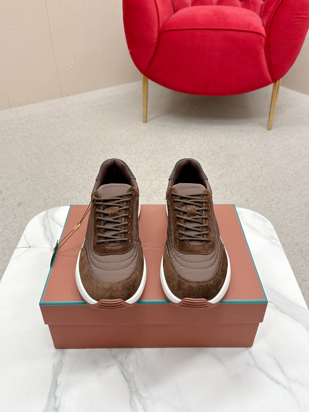 NO:749028,High version Loro iana Autumn walking sports men's shoes L jogging shoes casual in and out counter comparison This casual shoe is knitted with Wind fiber and handmade to show a unique three-dimensional effect. The unique version narrows slightly in the middle and is embellished with nappa leather details. The lightweight TU sole and edge studs enhance grip and stability, and the functional details full of modern beauty add a sporty style to the shoes. The upper uses hot-melt edge-sealing technology Kummel  The lightweight technical material of the colored rubber outsole is inlaid with cushioning pads on the inside of the sole to distribute weight more evenly and reduce the load during walking. Leather eyelets are set directly on the upper fixed to the sole to ensure stability. The rear is equipped with cushioning pads to improve wearing comfort. Fabric: Nylon Decoration: Cow leather Accessories: Polyurethane Full set of packaging at the counter With insoles and shoelaces Same as the counter  Men's sizes: 39-45 (customized for 46-47), casual shoes/sports shoes, loro piana, loro piana, sneakers, cowhide19860909高版本 Loro iana 秋季散步 运动 男鞋 L慢跑鞋 随意进出专柜对比 这款休闲鞋采用Wind纤维针织而成,纯手工打造 呈现出别致的立体效果.独特的版型在中段轻微变窄,并以纳巴革细节点缀.轻盈TU鞋底和边缘的鞋钉增强抓地力和稳定性,充满现代美感的功能细节设计为鞋子平添了运动风格. 鞋面使用热熔封边工艺 Kummel 色橡胶外底的轻盈技术材料鞋底内侧镶嵌着缓冲垫,让重量分配更平均,减轻行进间的负荷 皮革鞋眼直接设于固定在鞋底的鞋面上,以确保稳定性 后部搭配缓冲垫,以提升穿着舒适感 面料 锦纶 装饰 牛皮革 辅料 聚氨酯 专柜全套包装 配鞋垫和鞋带 专柜一致 尺码男款:39-45（46-47订做）,休闲鞋/运动鞋,loro piana,loro piana,sneakers,cowhide,Women's Shoes