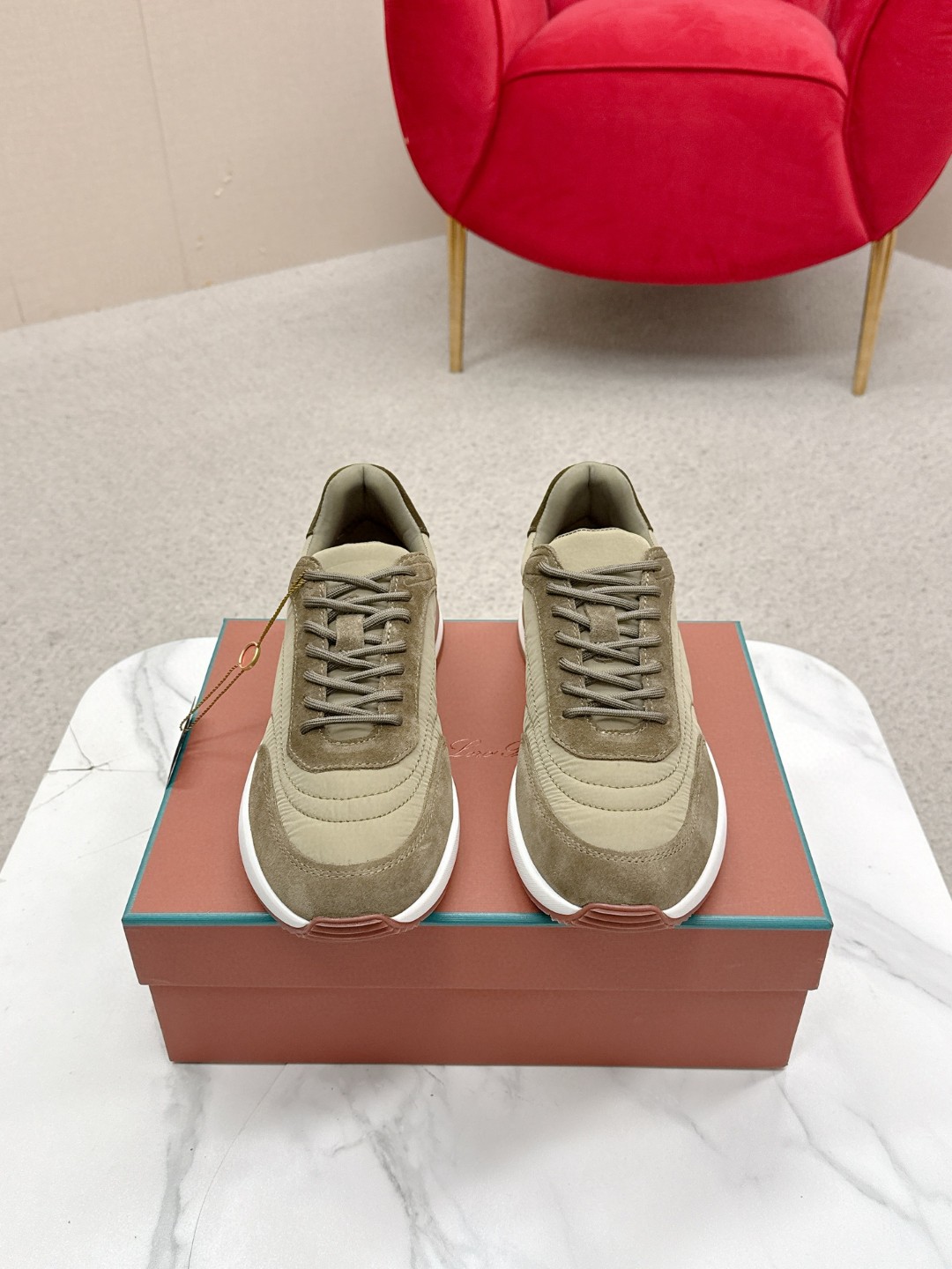 NO:749033,High version Loro iana Autumn walking sports men's shoes L jogging shoes casual in and out counter comparison This casual shoe is knitted with Wind fiber and handmade to show a unique three-dimensional effect. The unique version narrows slightly in the middle and is embellished with nappa leather details. The lightweight TU sole and edge studs enhance grip and stability, and the functional details full of modern beauty add a sporty style to the shoes. The upper uses hot-melt edge-sealing technology Kummel  The lightweight technical material of the colored rubber outsole is inlaid with cushioning pads on the inside of the sole to distribute weight more evenly and reduce the load during walking. Leather eyelets are set directly on the upper fixed to the sole to ensure stability. The rear is equipped with cushioning pads to improve wearing comfort. Fabric: Nylon Decoration: Cow leather Accessories: Polyurethane Full set of packaging at the counter With insoles and shoelaces Same as the counter  Men's sizes: 39-45 (customized for 46-47), casual shoes/sports shoes, loro piana, loro piana, sneakers, cowhide19860909高版本 Loro iana 秋季散步 运动 男鞋 L慢跑鞋 随意进出专柜对比 这款休闲鞋采用Wind纤维针织而成,纯手工打造 呈现出别致的立体效果.独特的版型在中段轻微变窄,并以纳巴革细节点缀.轻盈TU鞋底和边缘的鞋钉增强抓地力和稳定性,充满现代美感的功能细节设计为鞋子平添了运动风格. 鞋面使用热熔封边工艺 Kummel 色橡胶外底的轻盈技术材料鞋底内侧镶嵌着缓冲垫,让重量分配更平均,减轻行进间的负荷 皮革鞋眼直接设于固定在鞋底的鞋面上,以确保稳定性 后部搭配缓冲垫,以提升穿着舒适感 面料 锦纶 装饰 牛皮革 辅料 聚氨酯 专柜全套包装 配鞋垫和鞋带 专柜一致 尺码男款:39-45（46-47订做）,休闲鞋/运动鞋,loro piana,loro piana,sneakers,cowhide,Women's Shoes