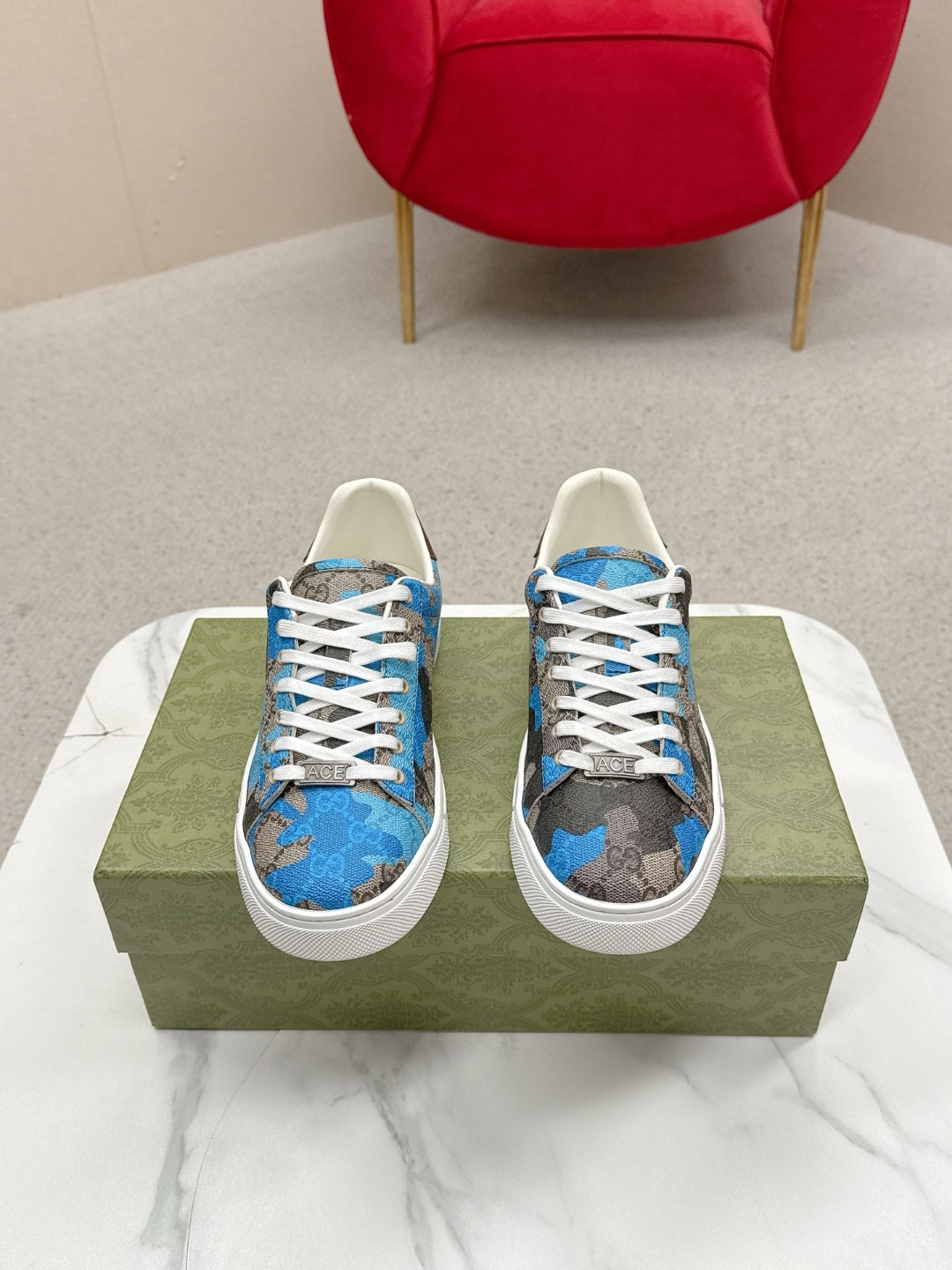 NO:756198,Real price Gucc* latest Ace series of webbed sneakers. Since its inception, the Ace series of sneakers has continued the brand narrative, and craftsmanship has made it the main product. The new series presents a characteristic low-cut design with unique details, reinterpreting the sneaker silhouette. The lace fixation is decorated with an 'ACE' metal label, and the thickened structure delicately shapes the stiff shoe shape. Gucc*'s classic red and green striped webbing adds to the charm of the entire design. ·White leather  ·Green leather details●'ACE' metal plaque ·Rubber sole ·Comes with an extra pair of laces ·Lace-up fastening ·Low heel ·3cm high ·This product follows the quality standards of the Gucc* Ace series, using a new soft leather construction, which may have wrinkles on the surface. ·Size:  Women's 35-41 men's 38-46 (women's 40.41 men's 38.45.46 customized, non-refundable),, gucci, sneakers19860909实价Gucc* 最新Ace系列饰织带运动鞋 自问世以来,Ace系列运动鞋延续品牌叙事,匠心成就主打单品.全新系列呈现特色低帮设计,搭配别致细节,焕新诠释运 动鞋版型.系带固定处饰以“ACE”金属标牌,加厚构造精致塑 就挺括鞋型.Gucc*经典红绿条纹织带令整款设计更添魅力. ·白色皮革 ·绿色皮革细节●“ACE”金属标牌 ·橡胶鞋底 ·额外附赠一副鞋带 ·系带固定 ·低跟 ·3厘米高 ·这款产品沿袭Gucc* Ace系列的质量标准,采用全新柔软皮革结构,表面可能会出现褶皱. ·码数: 女款35-41男款38-46（女款40.41男款38.45.46定做不退换）,,gucci,sneakers,Men's shoes