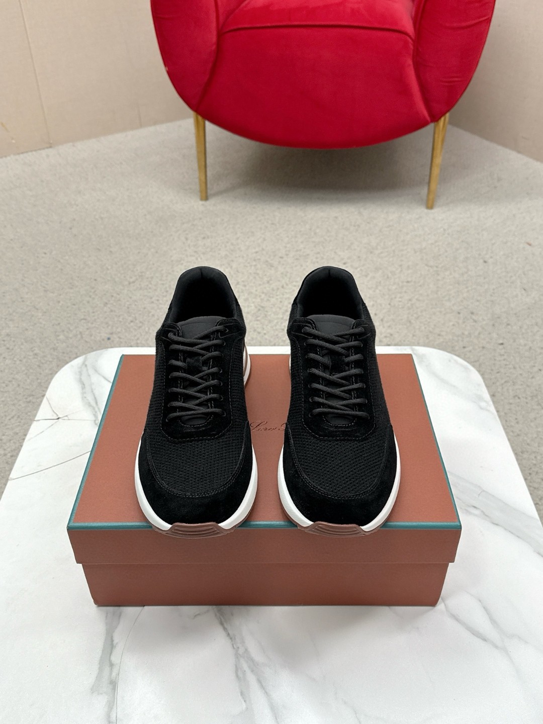 NO:749038,High version Loro iana Autumn walking sports men's shoes L jogging shoes casual in and out counter comparison This casual shoe is knitted with Wind fiber and handmade to show a unique three-dimensional effect. The unique version narrows slightly in the middle and is embellished with nappa leather details. The lightweight TU sole and edge studs enhance grip and stability, and the functional details full of modern beauty add a sporty style to the shoes. The upper uses hot-melt edge-sealing technology Kummel  The lightweight technical material of the colored rubber outsole is inlaid with cushioning pads on the inside of the sole to distribute weight more evenly and reduce the load during walking. Leather eyelets are set directly on the upper fixed to the sole to ensure stability. The rear is equipped with cushioning pads to improve wearing comfort. Fabric: Nylon Decoration: Cow leather Accessories: Polyurethane Full set of packaging at the counter With insoles and shoelaces Same as the counter  Men's sizes: 39-45 (customized for 46-47), casual shoes/sports shoes, loro piana, loro piana, sneakers, cowhide19860909高版本 Loro iana 秋季散步 运动 男鞋 L慢跑鞋 随意进出专柜对比 这款休闲鞋采用Wind纤维针织而成,纯手工打造 呈现出别致的立体效果.独特的版型在中段轻微变窄,并以纳巴革细节点缀.轻盈TU鞋底和边缘的鞋钉增强抓地力和稳定性,充满现代美感的功能细节设计为鞋子平添了运动风格. 鞋面使用热熔封边工艺 Kummel 色橡胶外底的轻盈技术材料鞋底内侧镶嵌着缓冲垫,让重量分配更平均,减轻行进间的负荷 皮革鞋眼直接设于固定在鞋底的鞋面上,以确保稳定性 后部搭配缓冲垫,以提升穿着舒适感 面料 锦纶 装饰 牛皮革 辅料 聚氨酯 专柜全套包装 配鞋垫和鞋带 专柜一致 尺码男款:39-45（46-47订做）,休闲鞋/运动鞋,loro piana,loro piana,sneakers,cowhide,Women's Shoes