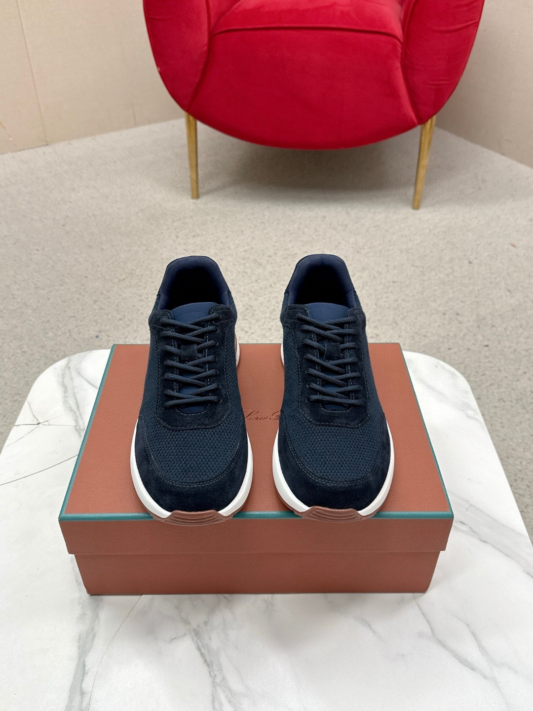 NO:749043,High version Loro iana Autumn walking sports men's shoes L jogging shoes casual in and out counter comparison This casual shoe is knitted with Wind fiber and handmade to show a unique three-dimensional effect. The unique version narrows slightly in the middle and is embellished with nappa leather details. The lightweight TU sole and edge studs enhance grip and stability, and the functional details full of modern beauty add a sporty style to the shoes. The upper uses hot-melt edge-sealing technology Kummel  The lightweight technical material of the colored rubber outsole is inlaid with cushioning pads on the inside of the sole to distribute weight more evenly and reduce the load during walking. Leather eyelets are set directly on the upper fixed to the sole to ensure stability. The rear is equipped with cushioning pads to improve wearing comfort. Fabric: Nylon Decoration: Cow leather Accessories: Polyurethane Full set of packaging at the counter With insoles and shoelaces Same as the counter  Men's sizes: 39-45 (customized for 46-47), casual shoes/sports shoes, loro piana, loro piana, sneakers, cowhide19860909高版本 Loro iana 秋季散步 运动 男鞋 L慢跑鞋 随意进出专柜对比 这款休闲鞋采用Wind纤维针织而成,纯手工打造 呈现出别致的立体效果.独特的版型在中段轻微变窄,并以纳巴革细节点缀.轻盈TU鞋底和边缘的鞋钉增强抓地力和稳定性,充满现代美感的功能细节设计为鞋子平添了运动风格. 鞋面使用热熔封边工艺 Kummel 色橡胶外底的轻盈技术材料鞋底内侧镶嵌着缓冲垫,让重量分配更平均,减轻行进间的负荷 皮革鞋眼直接设于固定在鞋底的鞋面上,以确保稳定性 后部搭配缓冲垫,以提升穿着舒适感 面料 锦纶 装饰 牛皮革 辅料 聚氨酯 专柜全套包装 配鞋垫和鞋带 专柜一致 尺码男款:39-45（46-47订做）,休闲鞋/运动鞋,loro piana,loro piana,sneakers,cowhide,Women's Shoes