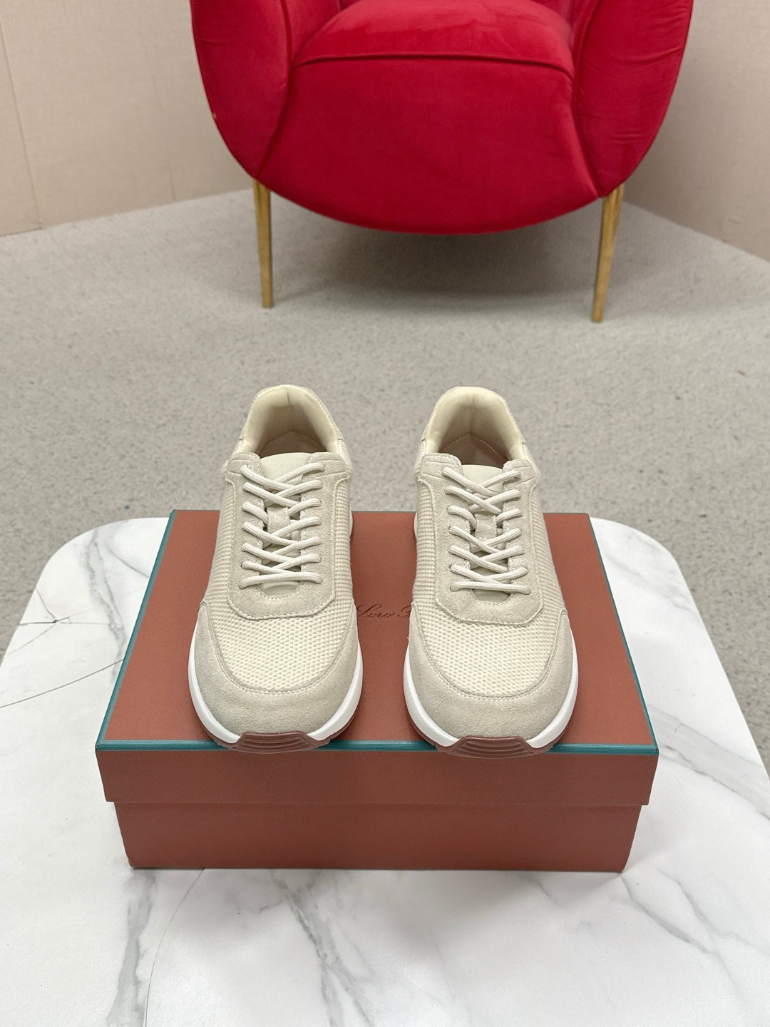 NO:749048,High version Loro iana Autumn walking sports men's shoes L jogging shoes casual in and out counter comparison This casual shoe is knitted with Wind fiber and handmade to show a unique three-dimensional effect. The unique version narrows slightly in the middle and is embellished with nappa leather details. The lightweight TU sole and edge studs enhance grip and stability, and the functional details full of modern beauty add a sporty style to the shoes. The upper uses hot-melt edge-sealing technology Kummel  The lightweight technical material of the colored rubber outsole is inlaid with cushioning pads on the inside of the sole to distribute weight more evenly and reduce the load during walking. Leather eyelets are set directly on the upper fixed to the sole to ensure stability. The rear is equipped with cushioning pads to improve wearing comfort. Fabric: Nylon Decoration: Cow leather Accessories: Polyurethane Full set of packaging at the counter With insoles and shoelaces Same as the counter  Men's sizes: 39-45 (customized for 46-47), casual shoes/sports shoes, loro piana, loro piana, sneakers, cowhide19860909高版本 Loro iana 秋季散步 运动 男鞋 L慢跑鞋 随意进出专柜对比 这款休闲鞋采用Wind纤维针织而成,纯手工打造 呈现出别致的立体效果.独特的版型在中段轻微变窄,并以纳巴革细节点缀.轻盈TU鞋底和边缘的鞋钉增强抓地力和稳定性,充满现代美感的功能细节设计为鞋子平添了运动风格. 鞋面使用热熔封边工艺 Kummel 色橡胶外底的轻盈技术材料鞋底内侧镶嵌着缓冲垫,让重量分配更平均,减轻行进间的负荷 皮革鞋眼直接设于固定在鞋底的鞋面上,以确保稳定性 后部搭配缓冲垫,以提升穿着舒适感 面料 锦纶 装饰 牛皮革 辅料 聚氨酯 专柜全套包装 配鞋垫和鞋带 专柜一致 尺码男款:39-45（46-47订做）,休闲鞋/运动鞋,loro piana,loro piana,sneakers,cowhide,Women's Shoes