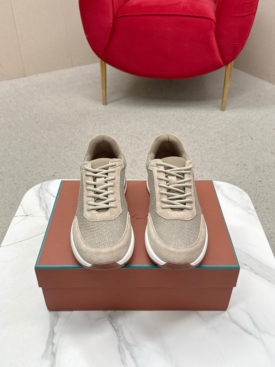 NO:749053,High version Loro iana Autumn walking sports men's shoes L jogging shoes casual in and out counter comparison This casual shoe is knitted with Wind fiber and handmade to show a unique three-dimensional effect. The unique version narrows slightly in the middle and is embellished with nappa leather details. The lightweight TU sole and edge studs enhance grip and stability, and the functional details full of modern beauty add a sporty style to the shoes. The upper uses hot-melt edge-sealing technology Kummel  The lightweight technical material of the colored rubber outsole is inlaid with cushioning pads on the inside of the sole to distribute weight more evenly and reduce the load during walking. Leather eyelets are set directly on the upper fixed to the sole to ensure stability. The rear is equipped with cushioning pads to improve wearing comfort. Fabric: Nylon Decoration: Cow leather Accessories: Polyurethane Full set of packaging at the counter With insoles and shoelaces Same as the counter  Men's sizes: 39-45 (customized for 46-47), casual shoes/sports shoes, loro piana, loro piana, sneakers, cowhide19860909高版本 Loro iana 秋季散步 运动 男鞋 L慢跑鞋 随意进出专柜对比 这款休闲鞋采用Wind纤维针织而成,纯手工打造 呈现出别致的立体效果.独特的版型在中段轻微变窄,并以纳巴革细节点缀.轻盈TU鞋底和边缘的鞋钉增强抓地力和稳定性,充满现代美感的功能细节设计为鞋子平添了运动风格. 鞋面使用热熔封边工艺 Kummel 色橡胶外底的轻盈技术材料鞋底内侧镶嵌着缓冲垫,让重量分配更平均,减轻行进间的负荷 皮革鞋眼直接设于固定在鞋底的鞋面上,以确保稳定性 后部搭配缓冲垫,以提升穿着舒适感 面料 锦纶 装饰 牛皮革 辅料 聚氨酯 专柜全套包装 配鞋垫和鞋带 专柜一致 尺码男款:39-45（46-47订做）,休闲鞋/运动鞋,loro piana,loro piana,sneakers,cowhide,Women's Shoes