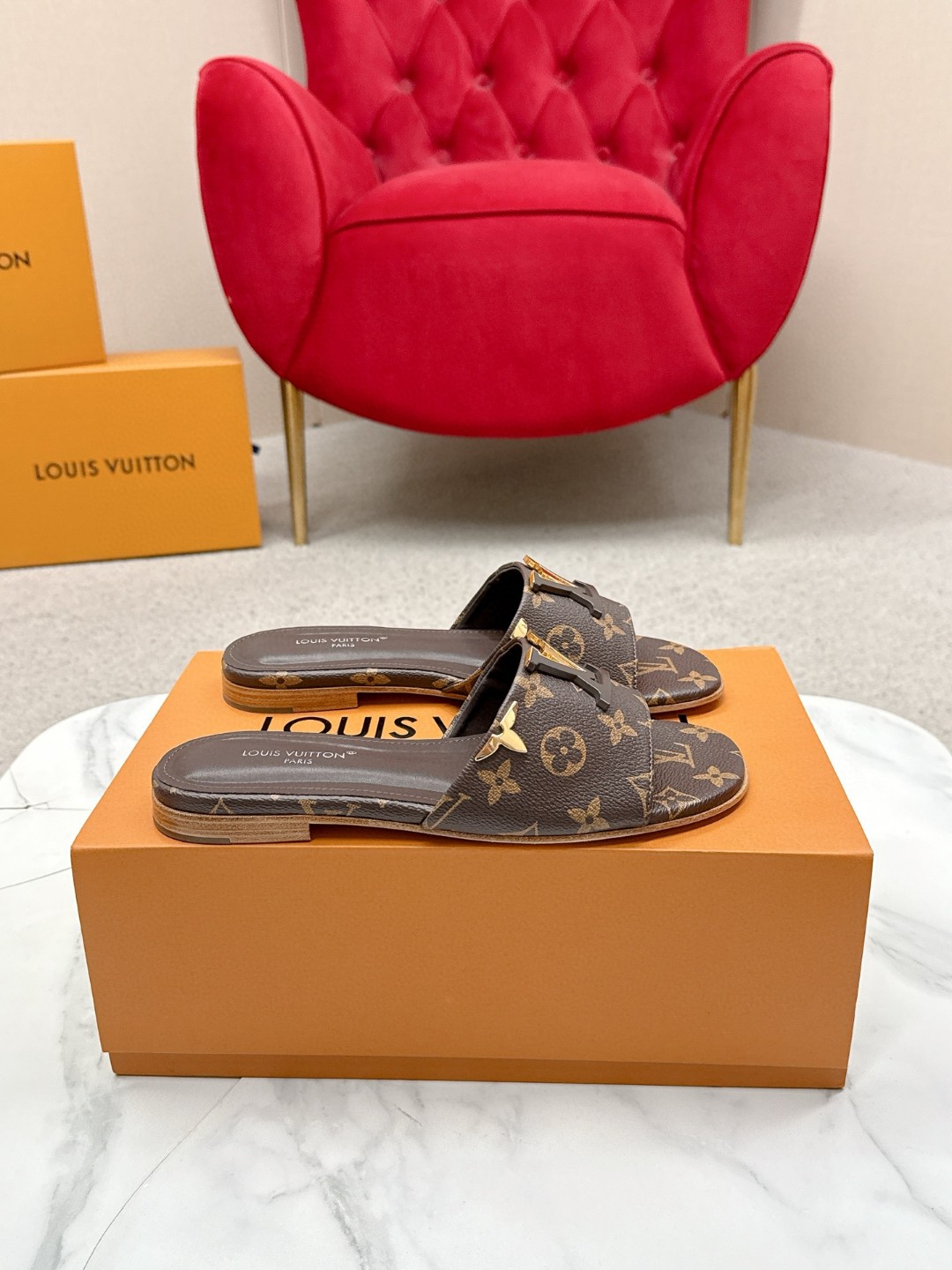 Босоножки женские с монограммой Louis Vuitton