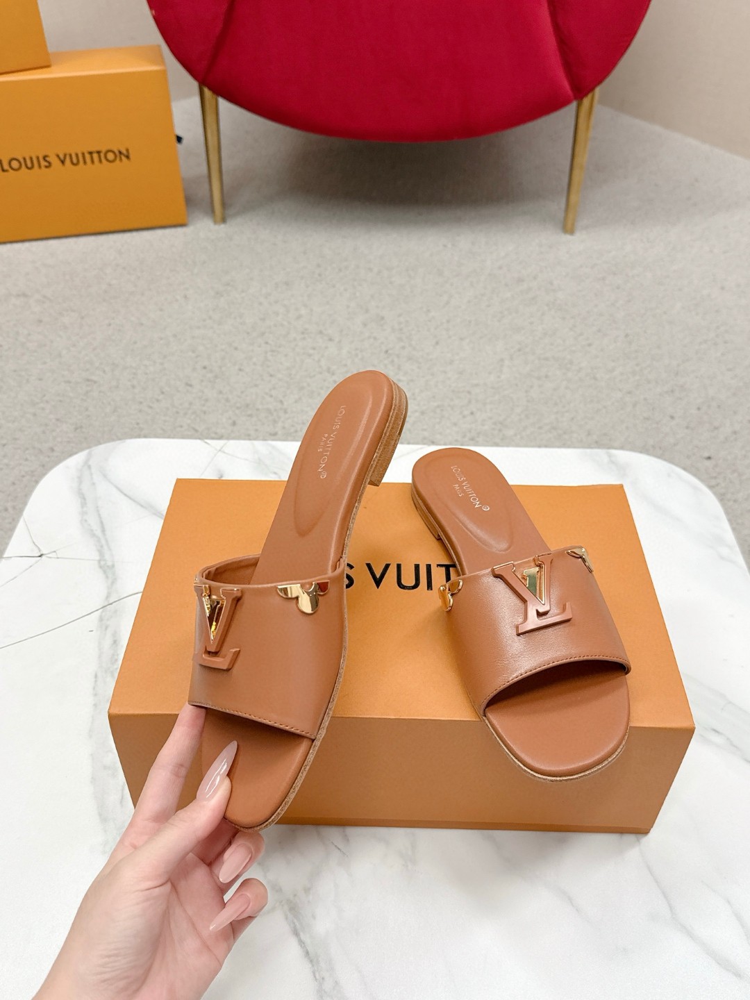 Женские сандалии с логотипом LV, бежевый Louis Vuitton