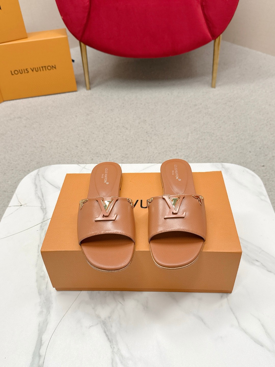 Женские сандалии с логотипом LV, бежевый Louis Vuitton