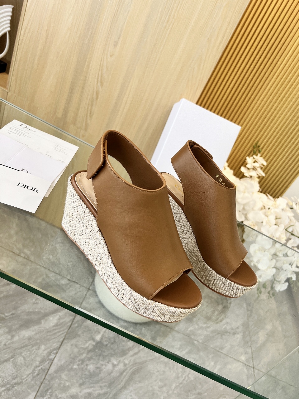 NO:408276,2025 Dior's new autumn and winter products coexist with fashion and trends. Imported cowhide one-to-one customization. 35-41,41 customization fabric; cowhide inner sheepskin lining, raw glue outsole heel height 8CM, slippers sandals, dior, dior, sandals, slippers, cowhide, sheepskin198609092025Dior迪奥秋冬新品时尚与潮流并存.进口牛皮一比一订制.35-41,41定制 面料；牛皮 内里羊皮里 大底生胶大底 跟高8CM,拖鞋凉鞋,dior,dior,sandals,slippers,cowhide,sheepskin,Women's Shoes