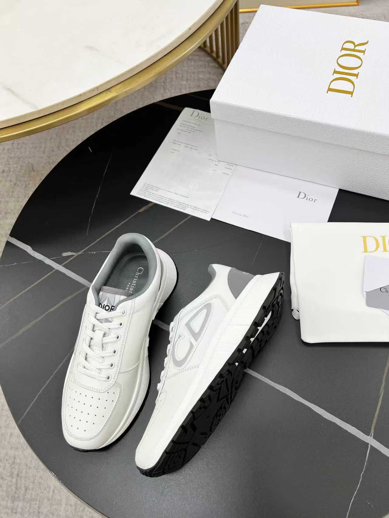 NO:604489,Real price 2025 Dior Dior autumn and winter new products, fashion and trend coexist. Imported cowhide is customized one to one. Women's 35-41, 41 customization. Men's 39-45, 45 customization. Fabric; cowhide, breathable mesh lining, outsole TPU, dior, dior, cowhide19860909实价2025Dior迪奥秋冬新品时尚与潮流并存.进口牛皮一比一订制.女35-41,41定制.男39-45,45定制 面料；牛皮 内里透气网布 大底TPU,,dior,dior,cowhide,Men's shoes
