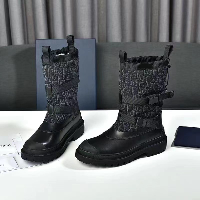 NO:592976,Dior Dior's new autumn and winter products coexist with fashion and trends. Imported calfskin is paired with technical embroidered fabrics. The original version is customized one to one. 35-40 (41 women can be customized). Fabric imported calfskin/embroidered fabrics. Genuine fur lining. Outsole original molded rubber outsole, boots, dior, dior, boots, cowhide19860909Dior迪奥秋冬新品时尚与潮流并存.进口小牛皮搭配科技刺绣面料,原版一比一订制.35-40（41女可定做）. 面料进口小牛皮/刺绣面料 内里真毛里 大底原版开模橡胶大底,靴子,dior,dior,boots,cowhide,Women's Shoes