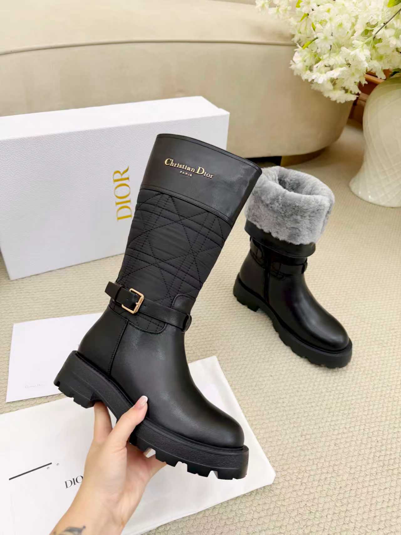 NO:592963,2026Dior Dior autumn and winter new products fashion and trend coexist. Imported cowhide original version customized one to one. Women 35-41 Fabric imported cowhide Wool lining Outsole Foam outsole Fur lining, boots, dior, dior, boots, cowhide198609092026Dior迪奥秋冬新品时尚与潮流并存.进口牛皮原版一比一订制.女35-41 面料进口牛皮 内里羊毛里 大底发泡大底 毛里,靴子,dior,dior,boots,cowhide,Women's Shoes