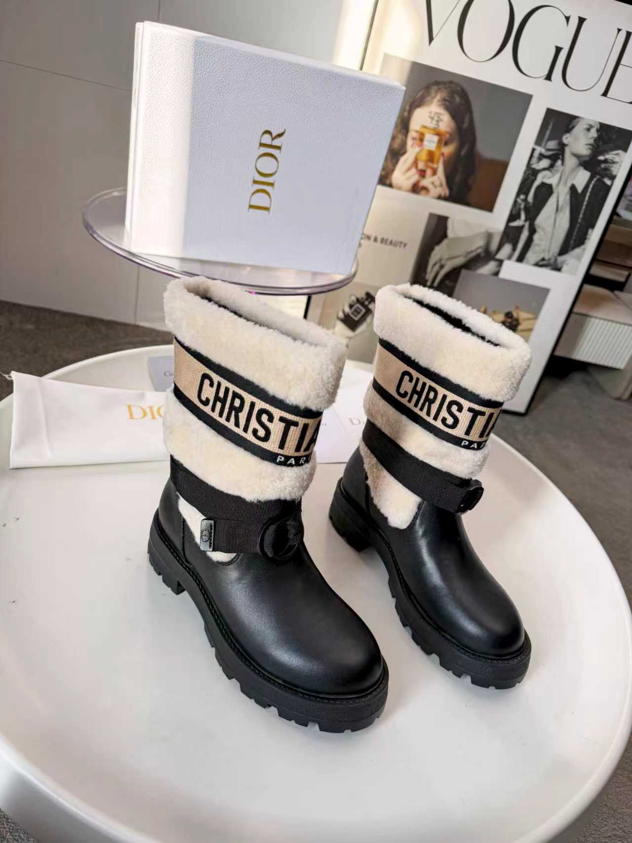 NO:680500,2026Dior Dior autumn and winter new products fashion and trend coexist. Imported cowhide original version is customized one to one. Women 35-41 Fabric imported cowhide, sheepskin lining, outsole, foam outsole (super light), boots, dior, dior, boots, cowhide, sheepskin198609092026Dior迪奥秋冬新品时尚与潮流并存.进口牛皮原版一比一订制.女35-41 面料进口牛皮 内里羊皮里 大底发泡大底（超轻）,靴子,dior,dior,boots,cowhide,sheepskin,Women's Shoes