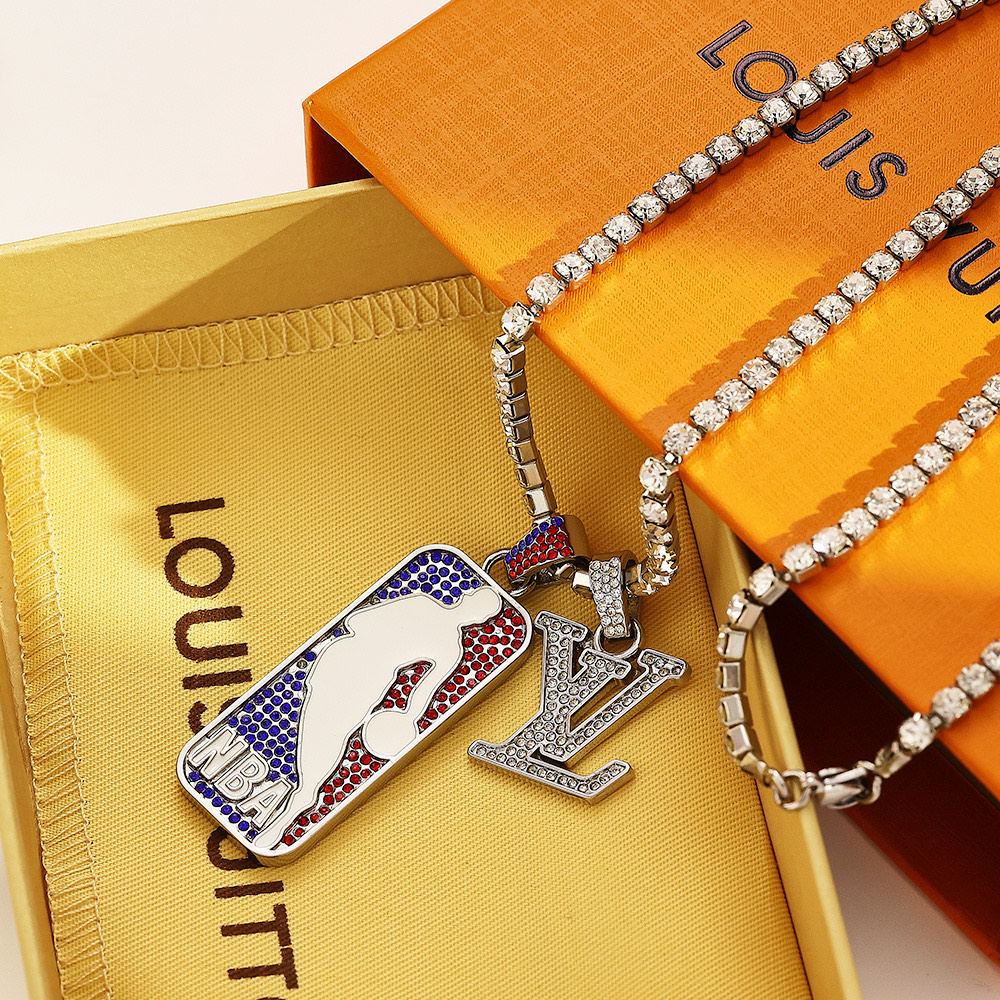 Collar NBA STRASS 0599106 El collar NBA Strass hace que el colgante con el logotipo de la NBA y la letra L cuelguen jun…
