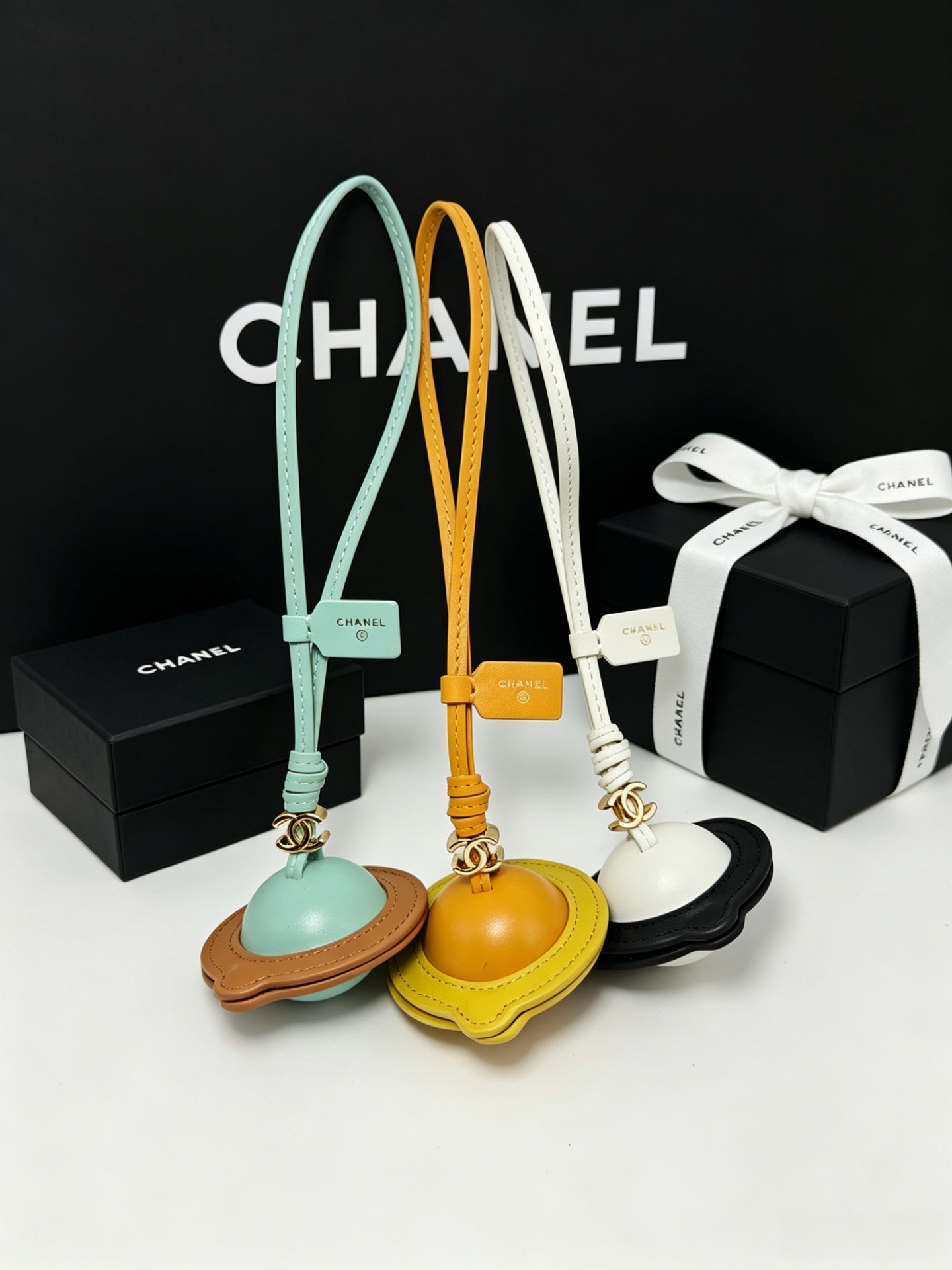 NO:879064,Pre-sale 95 Chanel spaceship pendant, soft and cute spaceship shape, three colors available, exquisite little thing to light up the bag, replica of the classic double C logo, genuine leather design, can be used as a bag hanging/keychain, niche and eye-catching., single item jewelry     , chanel, keychain19860909预售 95香奈儿飞船挂饰,软萌飞船造型,三色可选,点亮包包的精致小物复刻经典双C标识,真皮设计,可做包挂/钥匙扣,小众又吸睛.,单品首饰    ,chanel,ke,accessory