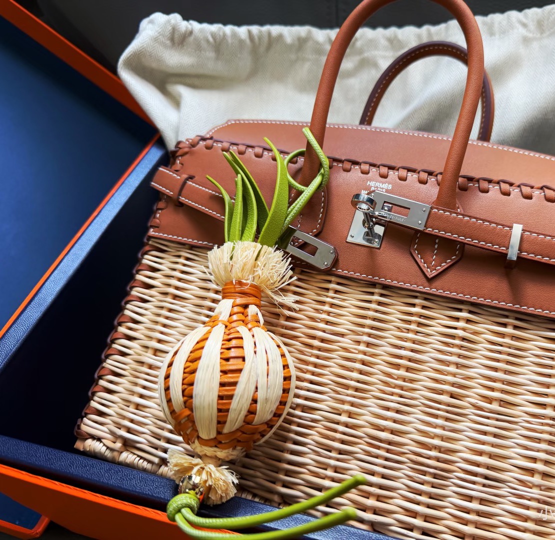 NO:879069,LOEWE Loewe's same style onion pendant, hand-woven fresh and energetic same style woven pendant, which belongs to the vitality and gentleness of the tropics, universal for bags/car hangings, loewe, loewe19860909LOEWE 罗意威 同款洋葱挂饰,手工编织的清新元气感同款编织挂饰,是属于热带的元气与温柔,包包/车挂通用款,,loewe,loewe,accessory