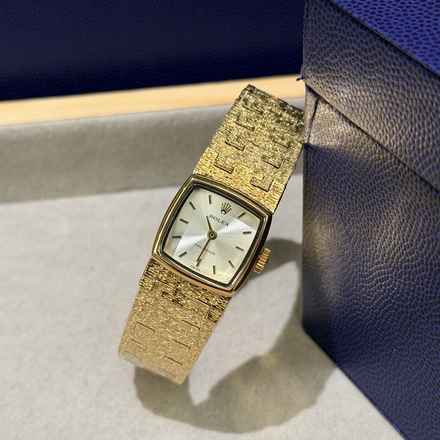 NO:858545,Rolex vintage ｜The gold statement of the 1970s. This 1970 Rolex has the words 'extraordinary' written on it as soon as you pick it up~ The 20.5mm gray gold square plate is like the afterglow of the sunset. The three-dimensional rock sugar crystal mirror is sparkling and translucent. The most luxurious thing is the handmade bark pattern chain strap. Every scratch is the trace of time. The heavy-duty texture is so beautiful that you can't take your eyes away~  The moment I get started, I understand what silent, rolex and gold are.19860909劳力士Rolex vintage ｜70年代的黄金宣言这支1970年的劳力士 一上手就写着「贵气逼人」四个字~ 20.5mm灰金色的四方盘如同落日余晖 立体的方冰糖表镜闪闪又透亮 最绝奢华的是手工树皮纹链带 每道刻痕都是岁月的痕迹 重工质感美的让人移不开眼~ 上手瞬间明白了什么叫无声的,,rolex,gold,Watch