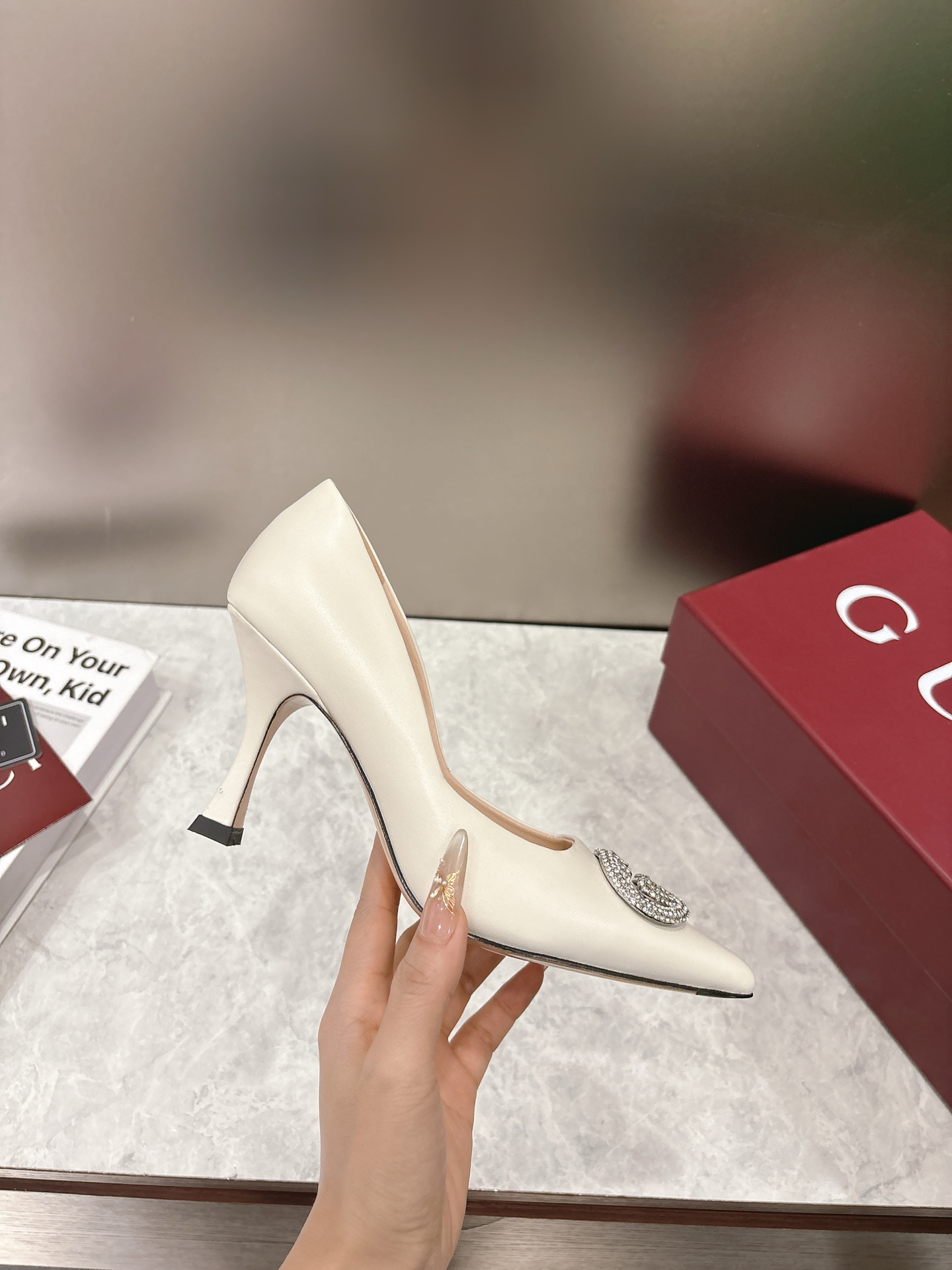 NO:707218,2056 Early Spring High version of Gucci Gucci, double G buckle inlaid with crystal diamonds adds sparkle to the look. Wine glass horseshoe stiletto heel pointed toe shoes classic design interprets high-end and smart style for daily commuting. Patent leather upper, sheep suede, lining/feet mixed sheep, Italian genuine leather sole. Heel height 8.5cm. Matching code 36-42 (42 41 40 custom-made, non-refundable), high-heeled shoes, gucci, gucci, high heels198609092056早春 高版本gucci古驰,双G扣镶嵌水晶钻为造型增添闪耀光彩酒杯马蹄细跟尖头单鞋经典设计演译高级和日常通勤干练风格 鞋面漆皮 羊反绒 内里/垫脚混种羊 鞋底意大利真皮底 跟高8.5cm 配码36-42（42 41 40定做不退换）,高跟鞋单鞋,gucci,gucci,high heels,Women's Shoes