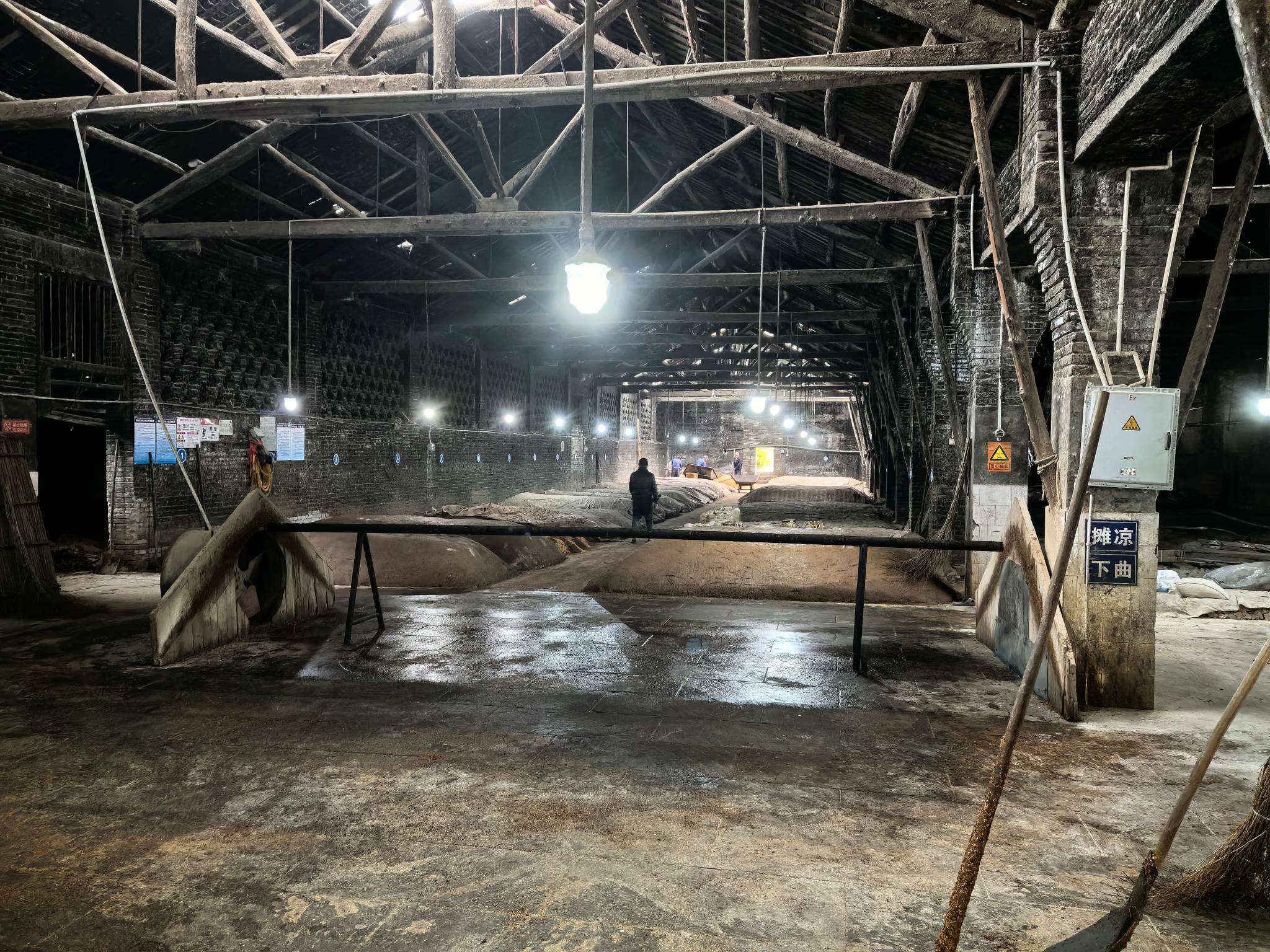 【不忘初心逐梦前行】产于四川宜宾核心产区，浓香型白酒，6×500ml，品质高于五粮春，五粮爆香突出，空杯留香持久，是由五粮液创始人邓老先生的亲传弟子精心酿造！