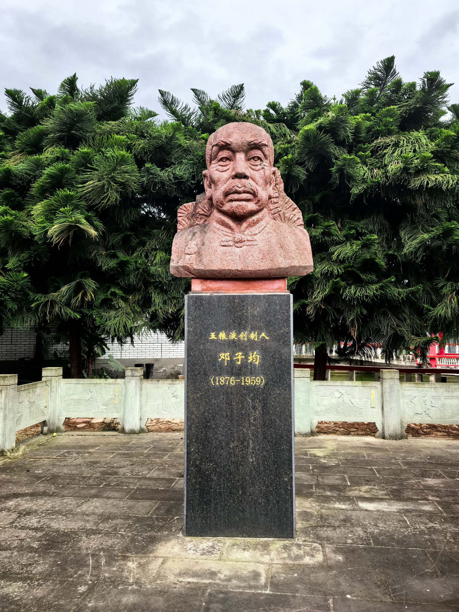 【不忘初心逐梦前行】产于四川宜宾核心产区，浓香型白酒，6×500ml，品质高于五粮春，五粮爆香突出，空杯留香持久，是由五粮液创始人邓老先生的亲传弟子精心酿造！