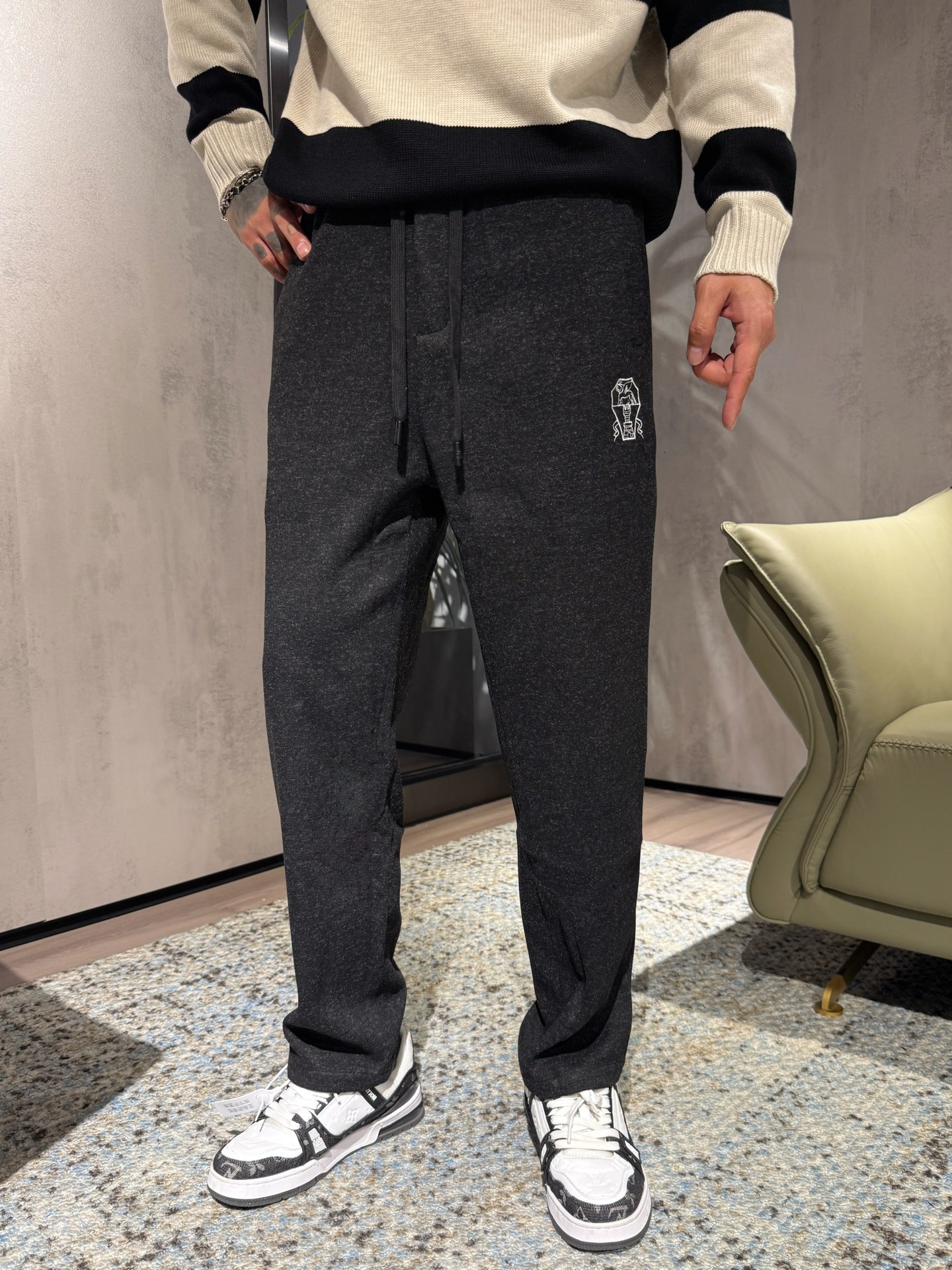 NO:541423,Model pictures Bc Wool pants Exclusive first-time high-end original single-quality old-fashioned straight-leg casual pants. The quality control of straight-leg pants is a must-have!  Custom cashmere has a high-end color tones. The imported fabric has an invincible texture!  The Swiss machine needle turning technology is simple and atmospheric!  A must-have high-end stacked item for white and rich beauty!  The classic style is tall and slim!  Elegant and versatile, not picky, M-3XL., alexander wang19860909模特图 Bc 羊毛裤 独家首发高端原单品质老钱风直筒休闲裤 直筒裤品质控必入！定制羊绒很高级的色调.进口面料质感无敌赞！瑞士机翻针工艺简洁大气！白富美必备高级叠搭单品！经典版型上身高挑又显瘦！优雅百搭不挑人,M-3XL.,,alexander wang,Men's clothing