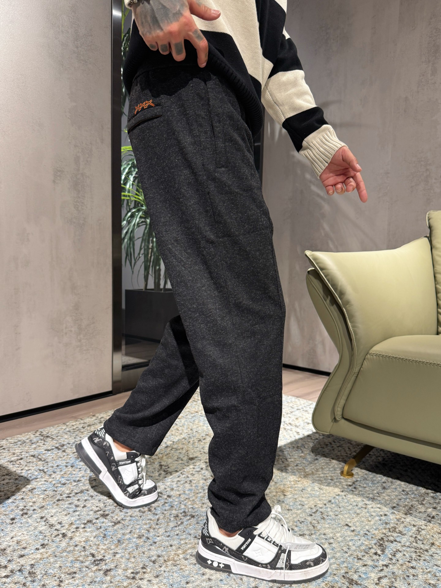 NO:541427,Model picture Z wool pants New men's straight-leg sports pants for autumn and winter, cashmere wool blend fabric, three-standard, elastic waist drawstring, two-sided pocket design, integrated cutting, neat car line, impeccable details (the essential items in the market are absolutely the highest version of the market) Classic and versatile At the same time, the upper body has a sense of slackness, comfortable and breathable, warm while reflecting high-end texture and full-quality orders. Number M-3XL.,,alexander wang19860909模特图 Z 羊毛裤 秋冬新款男士直筒运动裤,羊绒羊毛混纺面料、三标齐、松紧腰抽绳、两侧口袋设计,合体的裁剪、车线工整、细节无可挑剔（人手必备单品绝对市场最高版本）经典百搭 同时上身有总随意的松弛感,舒适透气 保暖的同时体现高档质感、全品相的订单 码数M-3XL.,,alexander wang,Men's clothing