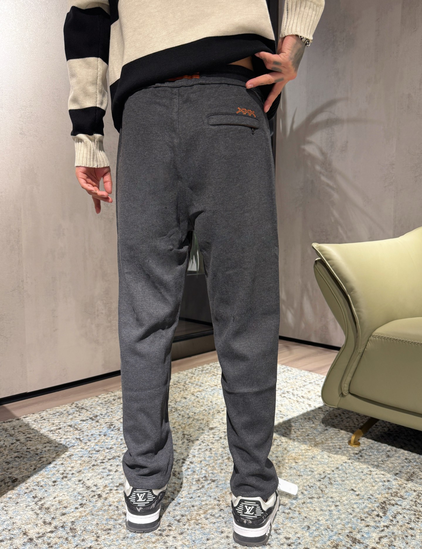 NO:541418,Model picture Z wool pants New men's straight-leg sports pants for autumn and winter, cashmere wool blend fabric, three-standard, elastic waist drawstring, two-sided pocket design, integrated cutting, neat car line, impeccable details (the essential items in the market are absolutely the highest version of the market) Classic and versatile At the same time, the upper body has a sense of slackness, comfortable and breathable, warm while reflecting high-end texture and full-quality orders. Number M-3XL.,,alexander wang19860909模特图 Z 羊毛裤 秋冬新款男士直筒运动裤,羊绒羊毛混纺面料、三标齐、松紧腰抽绳、两侧口袋设计,合体的裁剪、车线工整、细节无可挑剔（人手必备单品绝对市场最高版本）经典百搭 同时上身有总随意的松弛感,舒适透气 保暖的同时体现高档质感、全品相的订单 码数M-3XL.,,alexander wang,Men's clothing