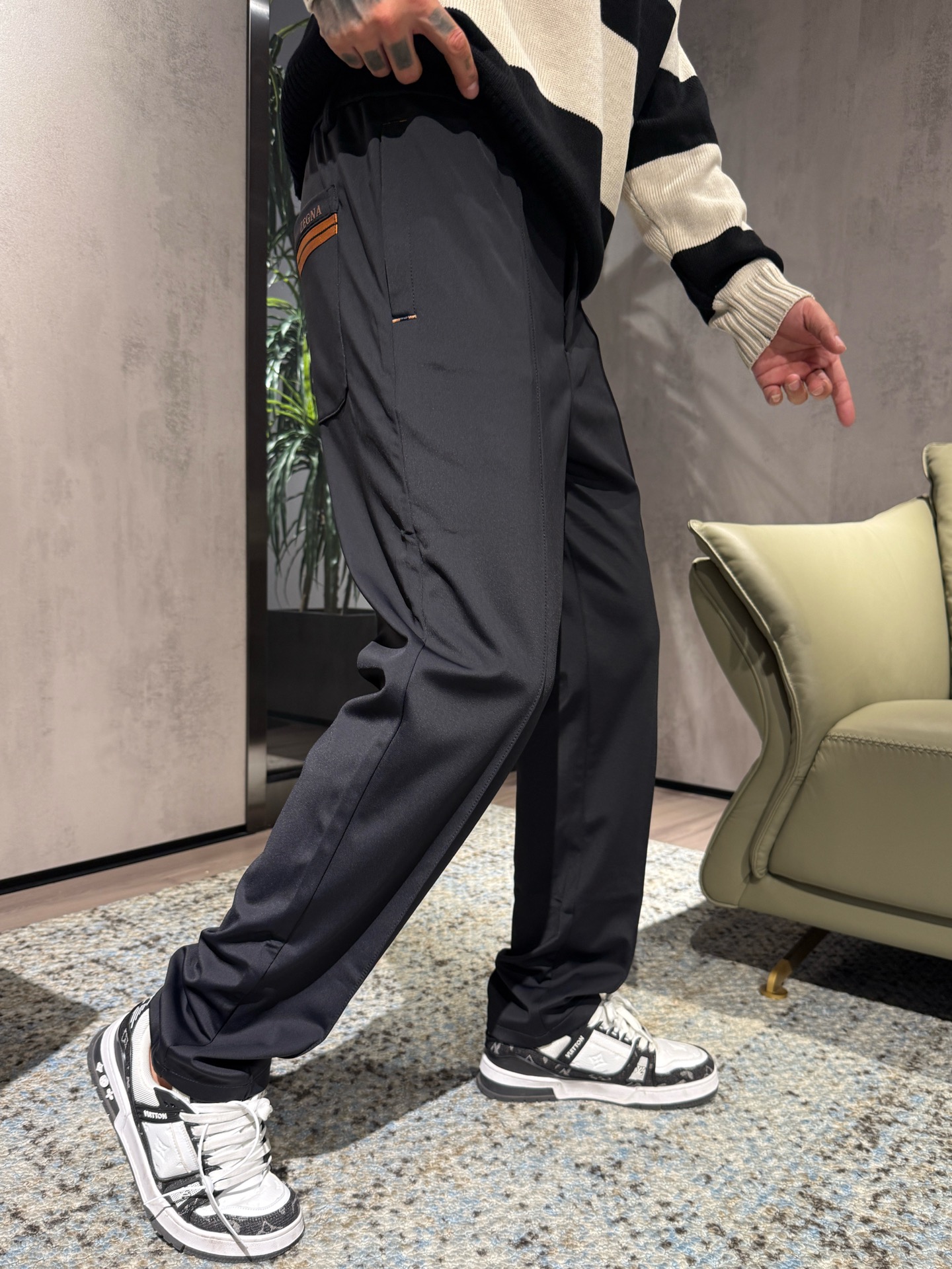 NO:541430,Model picture Ze men's casual pants, Taiwan Yibi trade foreign products, 25 autumn and winter G cabinet new products, top-level pure blood quality, predictable and popular single products, super handsome on the upper body!  Continuous reincarnation in the fashion field, with super high matching and affinity attributes, it is highly favored by modern urban people!  The appearance has its own aura without any embellishment. It is processed with special craftsmanship, perfectly combines comfort and texture beauty, excellent skin-friendliness, excellent comfort and breathability, and has a unique style. It is quite pleasing to the eye in terms of vision and has a full artistic conception!  The details are exquisite and exquisite, and the auxiliary materials are all supplied by foreign merchants. The quality is so perfect, and the best matching partner in autumn and winter!  Size M-3XL, alexander wang19860909模特图 Ze 男士休闲裤,台湾意比贸易洋行货,25秋冬款G柜新品,顶级纯正血统品质,可预测性的爆卖单品,上身超帅！在时装领域不断轮回演绎,有着超高的搭配缘和亲和力属性,深受现代都市人士青睐！外表无需任何点缀都有着自身的气场,特殊工艺处理,完美兼具了舒适感与肌理美感,亲肤性绝佳,舒适性与透气性优越,自成一派的独特风格,视觉方面相当耐看,意境十足！细节处处精湛考究,辅料皆为外商客供,品相完美如斯,秋冬季最佳的搭配伴侣！尺码M-3XL,,alexander wang,Men's clothing