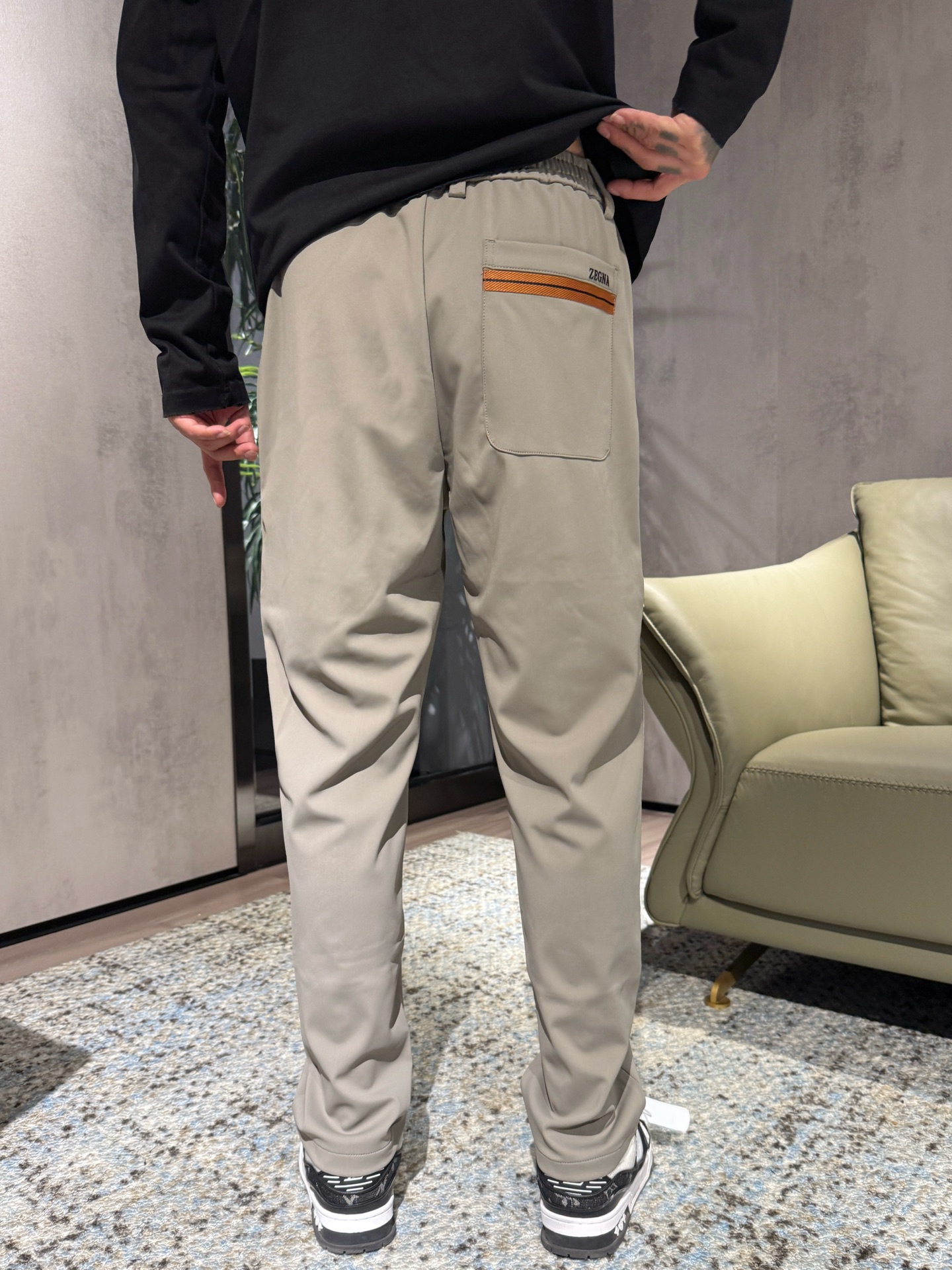 NO:541436,Model picture Ze men's casual pants, Taiwan Yibi trade foreign products, 25 autumn and winter G cabinet new products, top-level pure blood quality, predictable and popular single products, super handsome on the upper body!  Continuous reincarnation in the fashion field, with super high matching and affinity attributes, it is highly favored by modern urban people!  The appearance has its own aura without any embellishment. It is processed with special craftsmanship, perfectly combines comfort and texture beauty, excellent skin-friendliness, excellent comfort and breathability, and has a unique style. It is quite pleasing to the eye in terms of vision and has a full artistic conception!  The details are exquisite and exquisite, and the auxiliary materials are all supplied by foreign merchants. The quality is so perfect, and the best matching partner in autumn and winter!  Size M-3XL, alexander wang19860909模特图 Ze 男士休闲裤,台湾意比贸易洋行货,25秋冬款G柜新品,顶级纯正血统品质,可预测性的爆卖单品,上身超帅！在时装领域不断轮回演绎,有着超高的搭配缘和亲和力属性,深受现代都市人士青睐！外表无需任何点缀都有着自身的气场,特殊工艺处理,完美兼具了舒适感与肌理美感,亲肤性绝佳,舒适性与透气性优越,自成一派的独特风格,视觉方面相当耐看,意境十足！细节处处精湛考究,辅料皆为外商客供,品相完美如斯,秋冬季最佳的搭配伴侣！尺码M-3XL,,alexander wang,Men's clothing