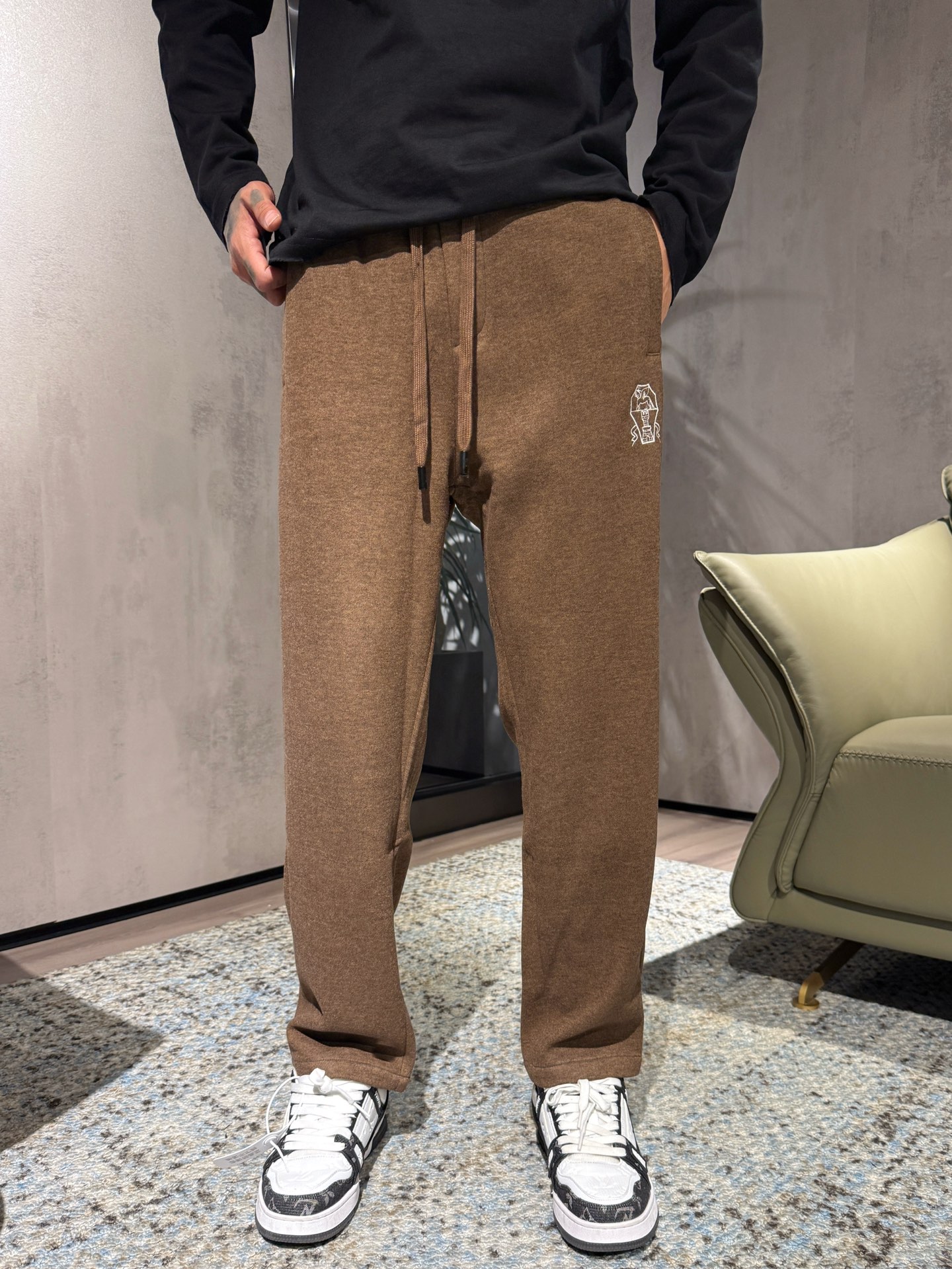 NO:541432,Model pictures Bc Wool pants Exclusive first-time high-end original single-quality old-fashioned straight-leg casual pants. The quality control of straight-leg pants is a must-have!  Custom cashmere has a high-end color tones. The imported fabric has an invincible texture!  The Swiss machine needle turning technology is simple and atmospheric!  A must-have high-end stacked item for white and rich beauty!  The classic style is tall and slim!  Elegant and versatile, not picky, M-3XL., alexander wang19860909模特图 Bc 羊毛裤 独家首发高端原单品质老钱风直筒休闲裤 直筒裤品质控必入！定制羊绒很高级的色调.进口面料质感无敌赞！瑞士机翻针工艺简洁大气！白富美必备高级叠搭单品！经典版型上身高挑又显瘦！优雅百搭不挑人,M-3XL.,,alexander wang,Men's clothing