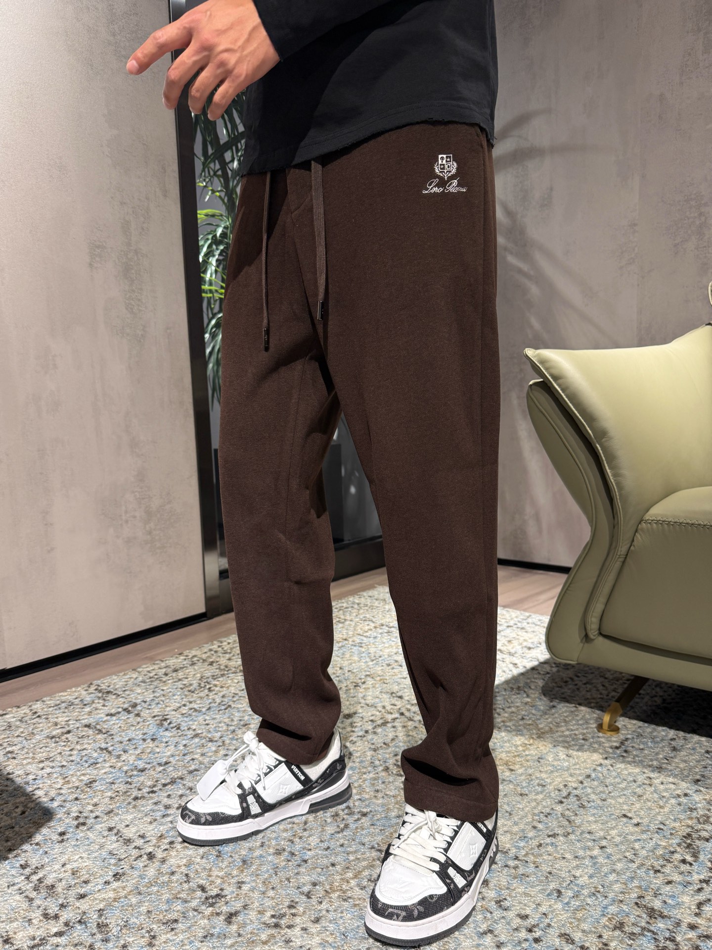 NO:541446,Model pictures New products in autumn and winter wool pants LP Nouo Pianya New men's straight sports pants in autumn and winter, cashmere wool blend fabric, three-standard, elastic waist drawstring, two-sided pocket design, integrated cutting, neat car line, impeccable details (must-have items, absolutely the highest version in the market) classic and versatile, and the upper body has a sense of slackness, comfortable and breathable, while keeping warm, reflecting high-end texture and full-quality orders. Number M-3XL, loro piano, alexander wang19860909模特图 秋冬新品 羊毛裤 LP 诺悠翩雅 秋冬新款男士直筒运动裤,羊绒羊毛混纺面料、三标齐、松紧腰抽绳、两侧口袋设计,合体的裁剪、车线工整、细节无可挑剔（人手必备单品 绝对市场最高版本）经典百搭 同时上身有总随意的松弛感,舒适透气 保暖的同时体现高档质感、全品相的订单 码数M-3XL,,loro piana,alexander wang,Men's clothing