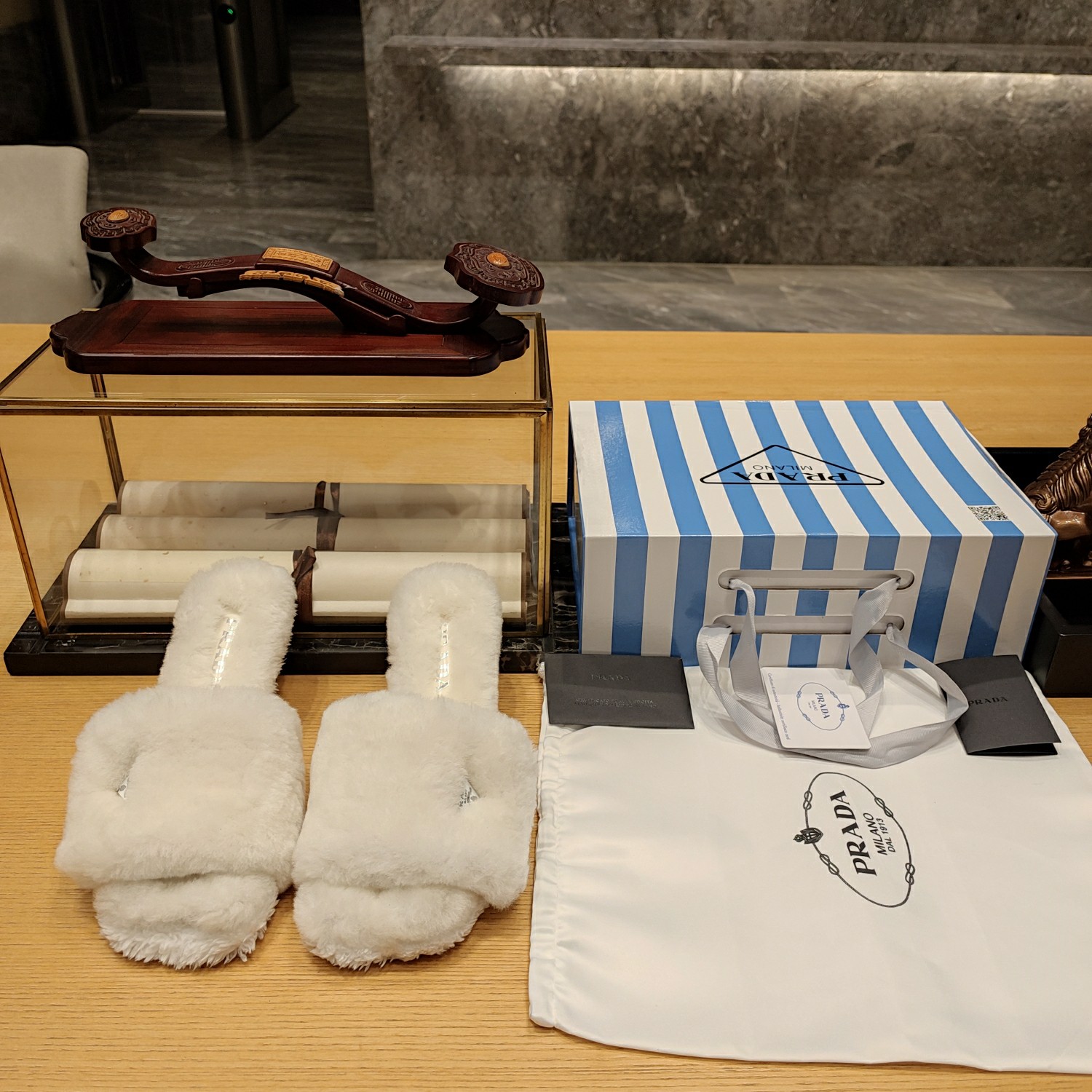 NO:543385,Fur integrated wool drag (the highest version of the top packaging) PRADA 2025 must-have wool series every year, classic home leisure work, the latest official style of fur integrated PRADA logo creative slippers, lamb wool triangle iron marking wool drag. Four seasons home leisure style! —————————————————— 1-to-one replica, made of official and consistent genuine leather and fur, triangle logo metal logo, genuine color system for the counter, so dazzling, the same style of triangle buckle Velcro fur shoes for major internet celebrities! A fashionable and versatile nice item, simple and portable design, so comfortable to wear, is it? The entire upper and the midsole of the foot pad are made of lamb fur. The feet are absolutely soft and comfortable, giving people an extremely relaxed feeling, and the details are unparalleled wherever they go. 2 Lamb fur's masquerade casual fur shoes are made of real lamb fur, not artificial fur on the market, and the official authenticity of the foot presses to perfectly increase the softness and elasticity of the shoes. The triangle buckle is decorated on the masquerade upper to make the level more classy. 3 Inner silk screen original number, official model, and Italian-made English font. 4 Leisure fur shoes for traveling at home allow lazy people to have more diverse choices. They are also the first choice for celebrity and socialites and internet celebrities. Whether it is spring, summer, autumn and winter, you can still control it!  Major Internet celebrities gathered a magical tool for planting grass, the same shoe style! ———————————— Heel height, short heel 3.5cm. On sale Size: 35-39 (34, 40, 41.42 customized) Exclusive blue striped counter member limited magnet box packaging accessories. Integrated fur lamb wool + sheepskin lining + Italian three-A combination cowhide sole. 'Multi-color, all official colors can be made'., boots, prada, prada, boots, slippers, cowhide, sheepskin19860909皮毛一体羊毛拖 (顶级包装配套最高版本) PRADA 2025普拉达每年必出的毛毛系列,经典居家休闲之作,官方最新款皮毛一体PRADA标识Logo创意拖鞋,羊羔毛三角铁标摩术贴毛毛拖.四季居家休闲款式！ ————————————————— 1一比一复刻,采用官方一致的真皮毛一体羊毛制作,三角型Logo金属标识,专柜正品色系,太耀眼了,各大网红明星同款三角扣魔术贴毛毛鞋！时髦百搭nice单品,简约便携设计,提脚便穿,太舒服了有没有,整个鞋面与垫脚中底为一体,均为羊羔毛制作,上脚绝对是柔软舒适,给人无比轻松的感觉,各细节所到之处无可伦比. 2羊羔毛的摩术贴休闲毛毛鞋,采用真羊羔毛,非市面上的人造毛,按足官方正品,完美加大鞋子柔软细腻弹性.三角饰扣装饰于摩术贴鞋面上,让层次上更上档次. 3内裡丝印原版码数、官方型号、意大利制造英文字体. 4居家出行的休闲毛毛鞋,让懒人们更多样化选择,也是各路名人名媛网红巨星的首选度假精品,不管是春夏秋冬,照样能驾驭！  各大网红巨星集结种草神器,同款鞋系！ ————————————— 跟高小矮跟3.5cm. 现货发售 Size: 35-39（34,40,41.42订做） 独家蓝色条纹专柜会员限量磁铁盒包装配件. 皮毛一体羊羔毛料+羊皮内裡+ 意大利三A级组合牛皮底. “多色系,官方所有颜色均可制作”.,靴子,prada,prada,boots,slippers,cowhide,sheepskin,Women's Shoes