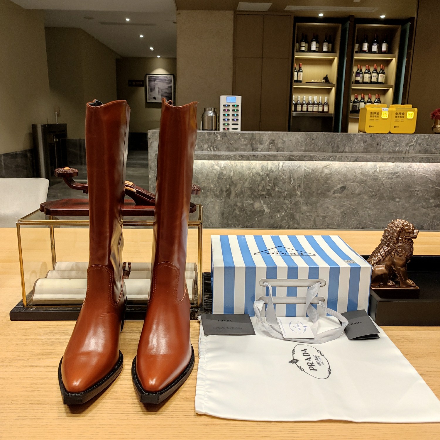 NO:543388,Autumn and Winter Out of Stock King (the highest version of top-grade packaging) PRADA 2025 Prada's latest novel bohemian atmosphere is one of the rare long square-headed long-tube western denim boots series. —————————————————————— 2025S PRADA's new autumn style looks good and crys. Say goodbye to the hot summer. This year, the counter is limited to the sale. The well-deserved out of stock is the best. The first pair of western denim boots in autumn is here as scheduled. This time, you will be a handsome and charming western denim girl. It can adapt to many styles and preferences without causing too much incongruousness. The medieval internet celebrity socialites planting grass and the explosive style, awaken the imagination of skirt, corset and bra curve, and is extremely streamlined~ Super explosive series of popular products. (Top version) The strength is coming!  As a seasonal opening item for autumn style, denim boots have returned strongly again, and this year's must-have style!  'The original high-quality and expensive timber leather makes the boot body details more high-end. It seems simple but it is actually very difficult to make. The original toe shape last strip + Prada logo metal hardware buckle inlaid with large thick heel) can be distinguished by whether it is high-end products. The long small square toe and large thick heel are combined with complex and difficult upper splicing complement each other and add temperament and good comfort to outline the slender lines of the legs. The three colors are versatile and exquisite, and the hidden stitching adds a subtle, stable large thick heel design is small, which not only provides enough support, but also increases the comfort of walking, making the overall more elegant!  Italian counter purchasing original shoes developed, 'genuine leather edge strip + real layer leather bag heel + genuine leather outsole + rubber sheet = multi-layer combination heavy craft Italian sole.' 1 to 1 replicate the original flavor, completely authentic taste, so beautiful! Let the autumn and winter styles be launched to evolve into the same look, and show different styles and styles through different makeup and hair and body shapes with 6.5cm large heels! This season's Prada style design is simpler than before, without deliberately pursuing the feeling of trend or sports, the overall natural, and the color is also used in various bright colors. The Italian craftsmanship is made of an absolute solid weight. Heel height is 6.5cm on sale Size: 35-39 (34, 40 41 42 customized) Exclusive blue striped counter member limited magnet box packaging accessories.  High-quality fetal cowhide fabric + sheepskin inside + Italian three-level A combination cowhide sole. 'Multi-color, all official colors can be made'., Boots, prada, prada, boots, skirts, cowhide, sheepskin, Leather soles19860909秋冬断货王 (顶级包装配套最高版本) PRADA 2025普拉达最新颖波西米亚氛围十足的品牌少有的长小方头形长筒西部牛仔靴系列.  ————————————————— 2025S PRADA秋季新款好看哭了,告别炎夏,今年专柜限量发售,当之无愧的断货王,秋天第一双西部牛仔靴如期而至.这次让您做一个帅气抚媚的西部牛仔少女,它可以适配诸多风格喜好的人群,而不会引起太大的违和感.中古风格各路网红名媛种草爆款,唤醒对裙裾、束身衣骨撑和胸衣曲线的想象,精简至极~超级爆系列爆品. (顶级版本)实力来袭！牛仔靴作为秋季风尚的开季单品,再度强势回归,今年妥妥的必爆风格！“原版上等昂贵胎牛皮使靴体细节更彰显高级档次,看似简单实则制作难度非凡,原版鞋头形状楦条+Prada标识金属五金饰扣镶嵌大粗跟后跟处）是不是高端货对比细节便知分晓. 长长的小方鞋头与大粗跟结合,加以复杂难度的鞋面拼接相得益彰增添的气质与良好的舒适性勾勒出腿部纤细的线条同时又具有很好的包裹性！三种配色百搭而精致,隐蔽的缝线增加了一种微妙,稳固的大粗跟设计小巧思,既提供了足够的支撑,又增加了走步的舒适感,使整体更加优雅！ 意大利专柜代购原版鞋开发,“真皮沿条+真层皮包跟+真皮大底+橡胶片=多层组合重工艺意大利大底.”1比1照足原味复刻,完全正品味道,太好看了！让秋冬款上市同样演变相同的look,通过6.5cm大粗跟的不同的妆发及体型去展示不同的款式的风格！ 这一季的Prada款式设计上比原来还简单了,没有刻意追求潮或者sporty的感觉,整体自然,颜色上也采用了各种鲜艳的颜色搭配. 意大利工艺中大底制作,绝对的结实份量. 跟高6.5cm 现货发售 Size: 35-39（34,40 41 42订做） 独家蓝色条纹专柜会员限量磁铁盒包装配件. 上等胎牛皮面料+羊皮内裡+ 意大利三A级组合牛皮底. “多色系,官方所有颜色均可制作”.,靴子,prada,prada,boots,skirts,cowhide,sheepskin,Leather soles,Women's Shoes