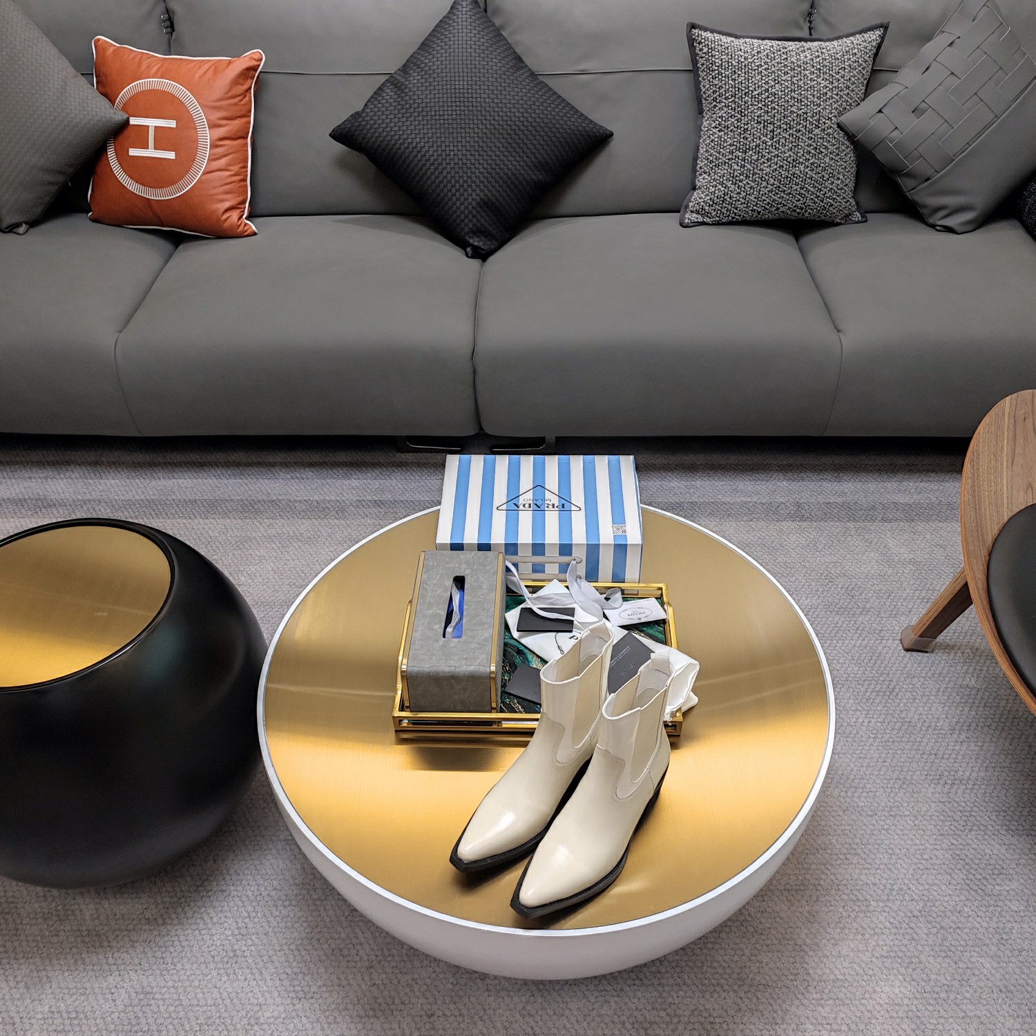 NO:543392,Autumn and Winter Out of Stock King (the highest version of top packaging) PRADA 2025 Prada's latest novel bohemian atmosphere is one of the rare long square-toe Chelsea short boots series. Elastic webbing short boots —————————————————————— 2025S PRADA's new autumn style looks good and crys. Say goodbye to the hot summer. This year, the counter is limited to the sale. The well-deserved out of stock king, the first pair of Chelsea denim boots in autumn is here as scheduled. This time, you will be a handsome and charming western denim girl. It can adapt to many styles and preferences without causing too much incongruousness. The medieval internet celebrity socialites planting grass and the explosive style, awaken the imagination of skirt, corset and bra curve, and it is extremely streamlined~ Super explosive series of popular products. (Top version) The strength is coming!  As a seasonal item for the winter style, Chelsea has made a strong comeback again, and it is a must-have style this year!  'The original high-quality and expensive timber leather makes the boot body details more high-end. It seems simple but it is actually very difficult to make. The original toe shape last strip + Prada logo metal hardware buckle inlaid with large thick heel) can be distinguished by whether it is high-end products. The long small square toe and large thick heel are combined with complex and difficult upper splicing complement each other and add temperament and good comfort to outline the slender lines of the legs. The three colors are versatile and exquisite, and the hidden stitching adds a subtle, stable large thick heel design is small, which not only provides enough support, but also increases the comfort of walking, making the overall more elegant!  Italian counter purchasing original shoes developed, 'genuine leather edge strip + real layer leather bag heel + genuine leather outsole + rubber sheet = multi-layer combination heavy craft Italian sole.' 1 to 1 replicate the original flavor, completely authentic taste, so beautiful! Let the autumn and winter styles be launched to evolve into the same look, and show different styles and styles through different makeup and hair and body shapes with 6.5cm large heels! This season's Prada style design is simpler than before, without deliberately pursuing the feeling of trend or sports, the overall natural, and the color is also used in various bright colors. The Italian craftsmanship is made of an absolute solid weight. Heel height is 6.5cm on sale Size: 35-39 (34, 40 41 42 customized) Exclusive blue striped counter member limited magnet box packaging accessories.  High-quality fetal cowhide fabric + sheepskin inside + Italian three-level A combination cowhide sole. 'Multi-color, all official colors can be made'., Boots, prada, prada, boots, skirts, cowhide, sheepskin, Leather soles19860909秋冬断货王 (顶级包装配套最高版本) PRADA 2025普拉达最新颖波西米亚氛围十足的品牌少有的长小方头形切尔西短靴系列.  松紧织带短靴 ————————————————— 2025S PRADA秋季新款好看哭了,告别炎夏,今年专柜限量发售,当之无愧的断货王,秋天第一双切尔西牛仔靴如期而至.这次让您做一个帅气抚媚的西部牛仔少女,它可以适配诸多风格喜好的人群,而不会引起太大的违和感.中古风格各路网红名媛种草爆款,唤醒对裙裾、束身衣骨撑和胸衣曲线的想象,精简至极~超级爆系列爆品. (顶级版本)实力来袭！切尔西作为冬季风尚的开季单品,再度强势回归,今年妥妥的必爆风格！“原版上等昂贵胎牛皮使靴体细节更彰显高级档次,看似简单实则制作难度非凡,原版鞋头形状楦条+Prada标识金属五金饰扣镶嵌大粗跟后跟处）是不是高端货对比细节便知分晓. 长长的小方鞋头与大粗跟结合,加以复杂难度的鞋面拼接相得益彰增添的气质与良好的舒适性勾勒出腿部纤细的线条同时又具有很好的包裹性！三种配色百搭而精致,隐蔽的缝线增加了一种微妙,稳固的大粗跟设计小巧思,既提供了足够的支撑,又增加了走步的舒适感,使整体更加优雅！ 意大利专柜代购原版鞋开发,“真皮沿条+真层皮包跟+真皮大底+橡胶片=多层组合重工艺意大利大底.”1比1照足原味复刻,完全正品味道,太好看了！让秋冬款上市同样演变相同的look,通过6.5cm大粗跟的不同的妆发及体型去展示不同的款式的风格！ 这一季的Prada款式设计上比原来还简单了,没有刻意追求潮或者sporty的感觉,整体自然,颜色上也采用了各种鲜艳的颜色搭配. 意大利工艺中大底制作,绝对的结实份量. 跟高6.5cm 现货发售 Size: 35-39（34,40 41 42订做） 独家蓝色条纹专柜会员限量磁铁盒包装配件. 上等胎牛皮面料+羊皮内裡+ 意大利三A级组合牛皮底. “多色系,官方所有颜色均可制作”.,靴子,prada,prada,boots,skirts,cowhide,sheepskin,Leather soles,Women's Shoes