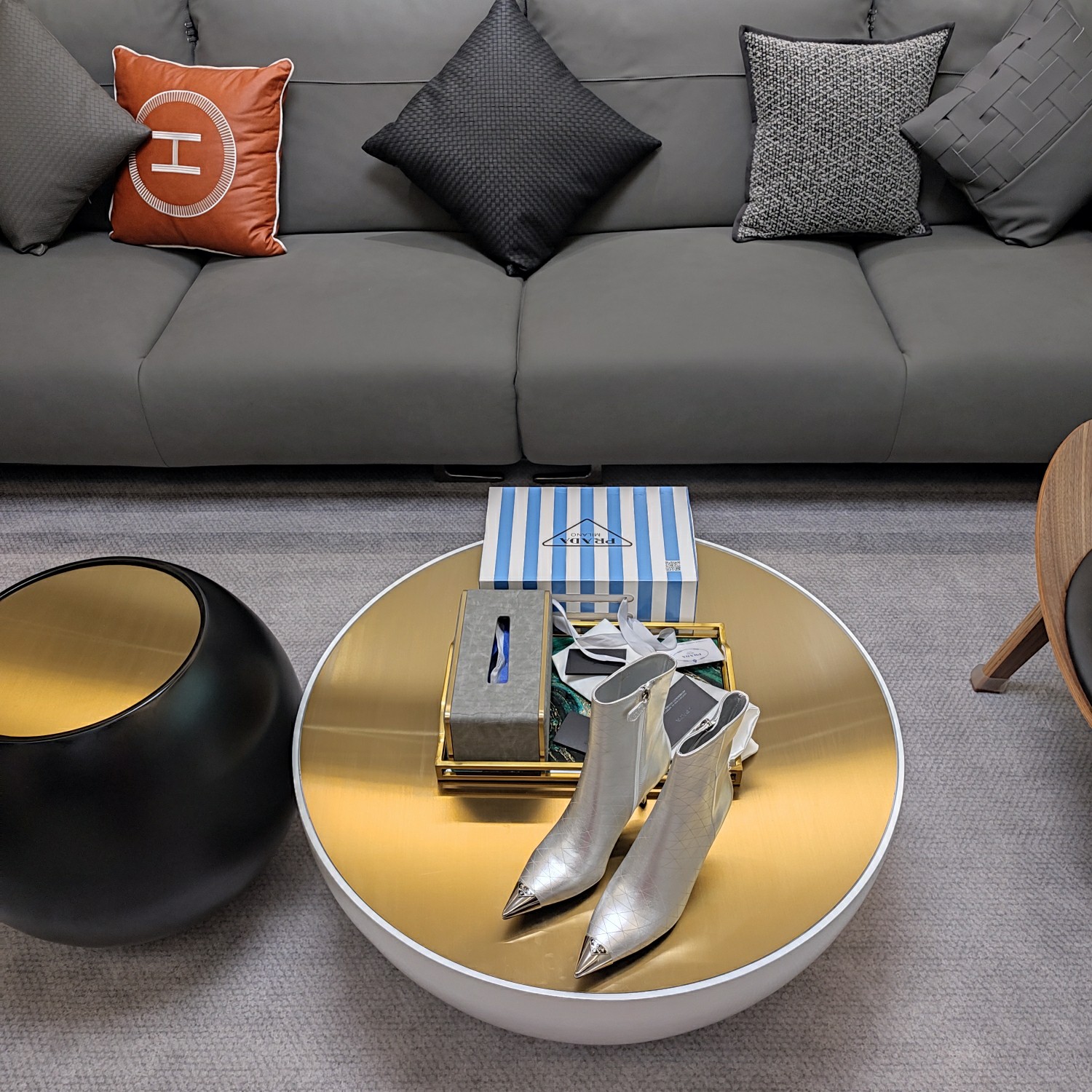 NO:669134,Pointed-toe short boots series (top package and highest version) PRADA 2025 Prada autumn and winter new products, (top version) is coming!  The very shiny items in the Prada Glow limited-time store are pointed triangular logo iron toes, covered buckle short boots, and mid-calf boots. (Laser mirrored iron toes and open-edge beaded cowhide bag buckles) Original flat pointed toe last strip + extended metal triangle iron toe + second-generation small leather bag buckle) You will know whether it is a high-end product by comparing the details. ——————————————————  2025S super explosive series of hot products, the same style triangle buckle (laminated sheepskin laser) short boots for major Internet celebrities Qiao Xin, Cheng Xiao, Liu Lingzi!  Fashionable and versatile nice items, beauties from all walks of life have stood firm, exclusive new releases!  The stiletto heels definitely make your steps light, 100% not tiring your feet, and you can get on your feet steadily and easily!  Developed and purchased from Italian counters, original shoes are reproduced 1:1 according to the original style. Prada catwalk models, the most popular triangular iron toe series when ordering.  The 'Prada' LOGO aesthetic culture is extensive and profound, and the triangle iron mark and metal iron toe logo are perfectly used on the toe of the shoe. It is super light and feels super good ~ a fashionable and versatile nice item. The metal toe and stiletto heels complement each other to add temperament and good comfort, outline the slender lines of the legs and have good wrapping properties!  ———————————————— Customized film laser, original open edge bead fabric, with original triangular iron head logo and original small bag buckle, the tactile concave and convex feeling is consistent with the original version. This season’s Prada style design is simpler than the original, without deliberately pursuing a trendy or sporty feeling, the overall nature is natural, and the color is also bright with a pointed toe, so beautiful!  Electroplated silver heel + black paint heel with original triangular line laser-laminated sheepskin and black matte open edge beads, and 3D printed color embroidered logo foreskin buckle...triangular iron head, with the same concave and convex feel as the original, square thin heel with original Italian leather outsole. Heel height 8cm. Available in stock. Size: 35-39 (34, 40, 41, 42 customized). Exclusive blue stripe counter member limited edition magnet box packaging accessories.  Open edge beaded cowhide and laser leather fabrics, sheepskin lining and feet + original thick-soled sawtooth platform. 'Multiple colors, all official colors can be produced'., boots, prada, prada, boots, cowhide, sheepskin, Leather soles19860909尖头短靴系列 (顶级包装配套最高版本) PRADA 2025普拉达秋冬新品,(顶级版本)实力来袭！Prada Glow限时店很闪亮的单品 尖头三角标识铁头、包扣矮靴,中筒靴.（激光镜面铁头款和开边珠牛皮包扣款）原版鞋头扁尖形状楦条+加长金属三角铁头+二代小形皮包扣）是不是高端货对比细节便知分晓. ————————————————— 2025S超级爆系列爆品,各大网红明星乔欣,程潇,刘令姿同款三角扣（贴膜羊皮激光）矮靴！时髦百搭nice单品,各路美女站稳了,独家上新啦！细高跟绝对让脚步轻盈,百分百不累脚,上脚稳稳的轻松！ 意大利专柜代购原版鞋开发,1比1照足原味复刻. prada走秀款,订购会最火爆的三角铁头系列. “Prada”LOGO美学文化的博大精深,将三角铁标金属铁头标识完美利用到了鞋尖之上,超级无敌轻脚,脚感超好~时髦百搭nice单品,金属鞋头与细跟相得益彰增添的气质与良好的舒适性勾勒出腿部纤细的线条同时又具有很好的包裹性！ ————————————————— 定制贴膜皮激光,原版开边珠面料,搭配原版三角标铁头标识和原版小包扣,触感凹凸感和原版一致 这一季的Prada款式设计上比原来还简单了,没有刻意追求潮或者sporty的感觉,整体自然,颜色上也采用明亮的颜色搭配一尖头,太好看了！ 电镀银跟+黑色烤漆跟搭配原版三角线激光棱格贴膜羊皮和黑色亚光开边珠,再有3D打印色刺绣logo包皮扣子…三角标铁头,触感凹凸感和原版一致,方细跟搭配原版意大利真皮大底配制. 跟高8cm 现货发售 Size: 35-39（34,40 41 42订做） 独家蓝色条纹专柜会员限量磁铁盒包装配件. 开边珠牛皮和激光皮面料,羊皮内和垫脚 + 原版厚底锯齿松糕底台. “多色系,官方所有颜色均可制作”.,靴子,prada,prada,boots,cowhide,sheepskin,Leather soles,Women's Shoes