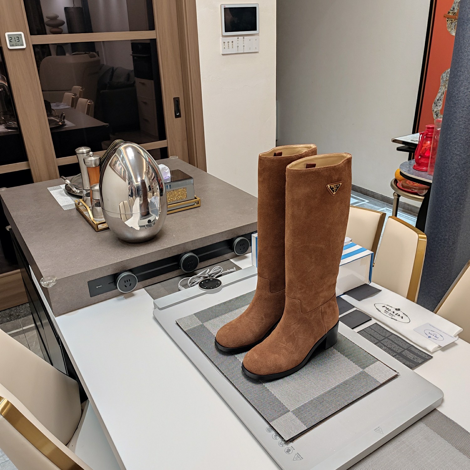 NO:543383,The Sheep Chop High Boot Series (the highest version of the top packaging) PRADA 2025 Prada new product, (top version) is coming!  Prada's new autumn and winter royal triangle mark creates [7.5cm genuine round-toe thick-heeled knight boots] long boots The most trendy retro British style this year. Many internet celebrities are wearing it. This round-toe thick heel, knight boots, leg slimming artifact, super handsome and domineering, the original 1:1 replica, the style is super positive, this year, it is very exciting, wear (increasing height) and casual without making mistakes... 'Prada' LOGO's aesthetic culture is profound and profound, really amazing, cool and fashionable, occasionally with a little sexy upper body full of aura, salty outfit effect is full of salt and salty dressing, a goddess with a perfect appearance, thick heel temperament and good comfort outline the slender lines of the legs and are also very wrapped!  ——————————————————— 2025S fashionable and versatile nice items, all kinds of beauties have stood firm. Sisters who like to wear high heels but are afraid of being tired will come over. The round thick heels will definitely make your feet light, and you will not be tired at all, and your feet will be steadily and relaxed!  Round thick heels with original Italian leather combination sole. Heel height is 7.5cm. On sale Size: 35-39 (34,40 41 42 customized) My exclusive 25-year blue striped counter member limited magnet box packaging accessories. Whole sheep fabric + sheepskin inside + Italian three-A cowhide combination sole. 'Multi-color, all official colors can be made'., Boots, prada, prada, boots, high heels, cowhide, sheepskin, sheep19860909羊猄高筒靴系列 (顶级包装配套最高版本) PRADA 2025普拉达新品,(顶级版本)实力来袭！ Prada秋冬新款御用的三角标打造【7.5cm正版圆头粗跟骑士靴】 长靴  今年最潮的复古英伦风 众多网红上脚,这款圆头粗跟,骑士筒靴,瘦腿神器,超帅霸气,原版1:1复刻,版型超正,今年非常爆,穿上（增高）休闲两不失误……  “Prada”LOGO美学文化的博大精深,真的绝绝子,酷和时尚,偶尔带点性感上身气场十足,盐咸穿搭效果满分活脱脱的一个女神,粗跟气质与良好的舒适性勾勒出腿部纤细的线条同时又具有很好的包裹性！ ————————————————— 2025S时髦百搭nice单品,各路美女站稳了,喜欢穿高跟鞋又怕累的姐姐们看过来,圆形粗跟绝对让脚步轻盈,百分百不累脚,上脚稳稳的轻松！ 圆形粗跟搭配原版意大利真皮组合大底配制. 跟高7.5cm. 现货发售 Size: 35-39（34,40 41 42订做）  我独家25年蓝色条纹专柜会员限量磁铁盒包装配件. 全羊猄面料+羊皮内裡+ 意大利三A级牛皮组合大底. “多色系,官方所有颜色均可制作”.,靴子,prada,prada,boots,high heels,cowhide,sheepskin,sheep,Women's Shoes