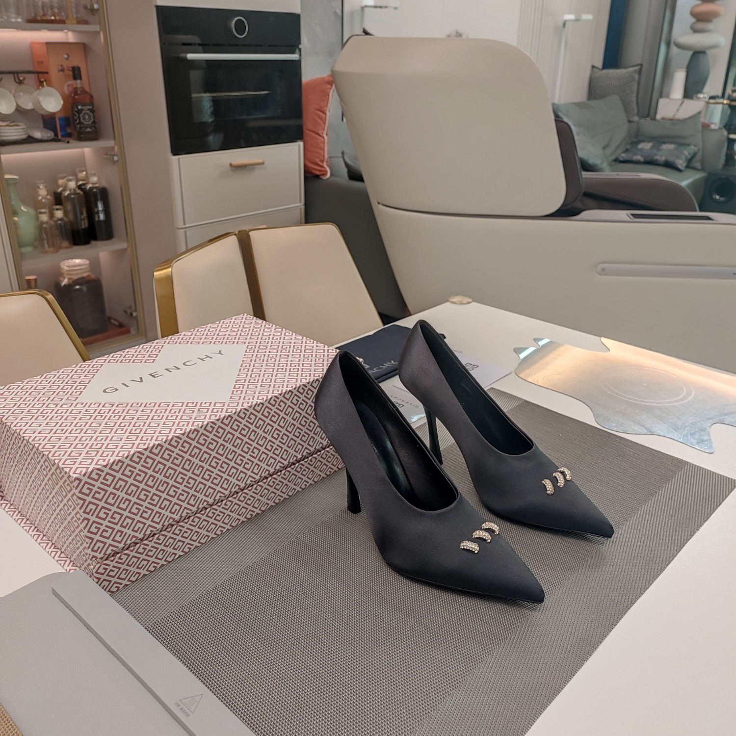 Luxurious GIVENCHY 2025 Collection: Silk Four-Season Comfort Shoes with Unique Design - 图片 2