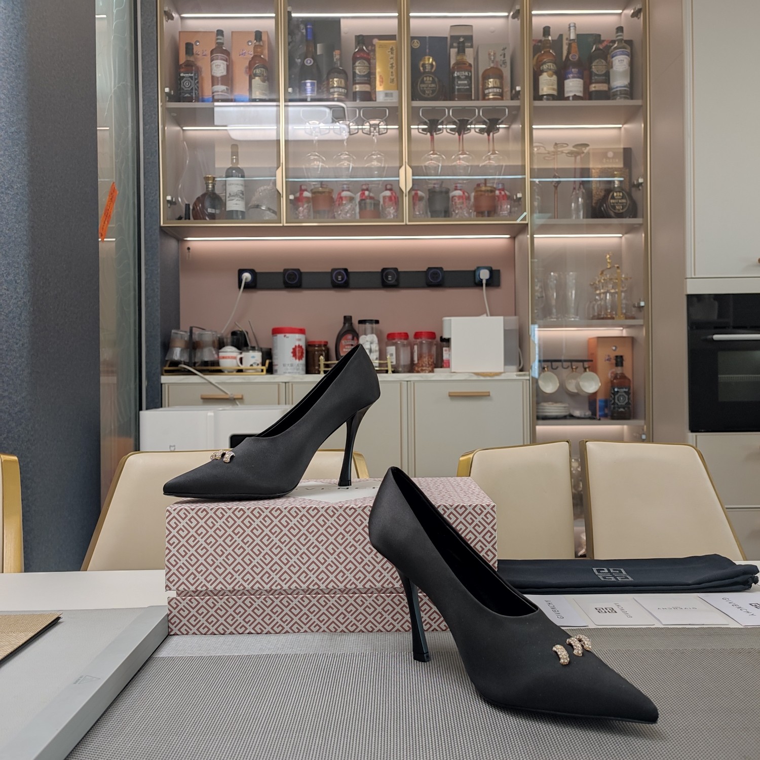 Luxurious GIVENCHY 2025 Collection: Silk Four-Season Comfort Shoes with Unique Design - 图片 3