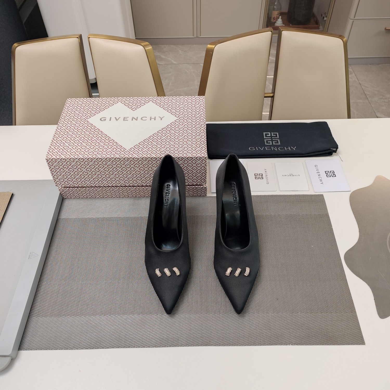 Luxurious GIVENCHY 2025 Collection: Silk Four-Season Comfort Shoes with Unique Design - 图片 9