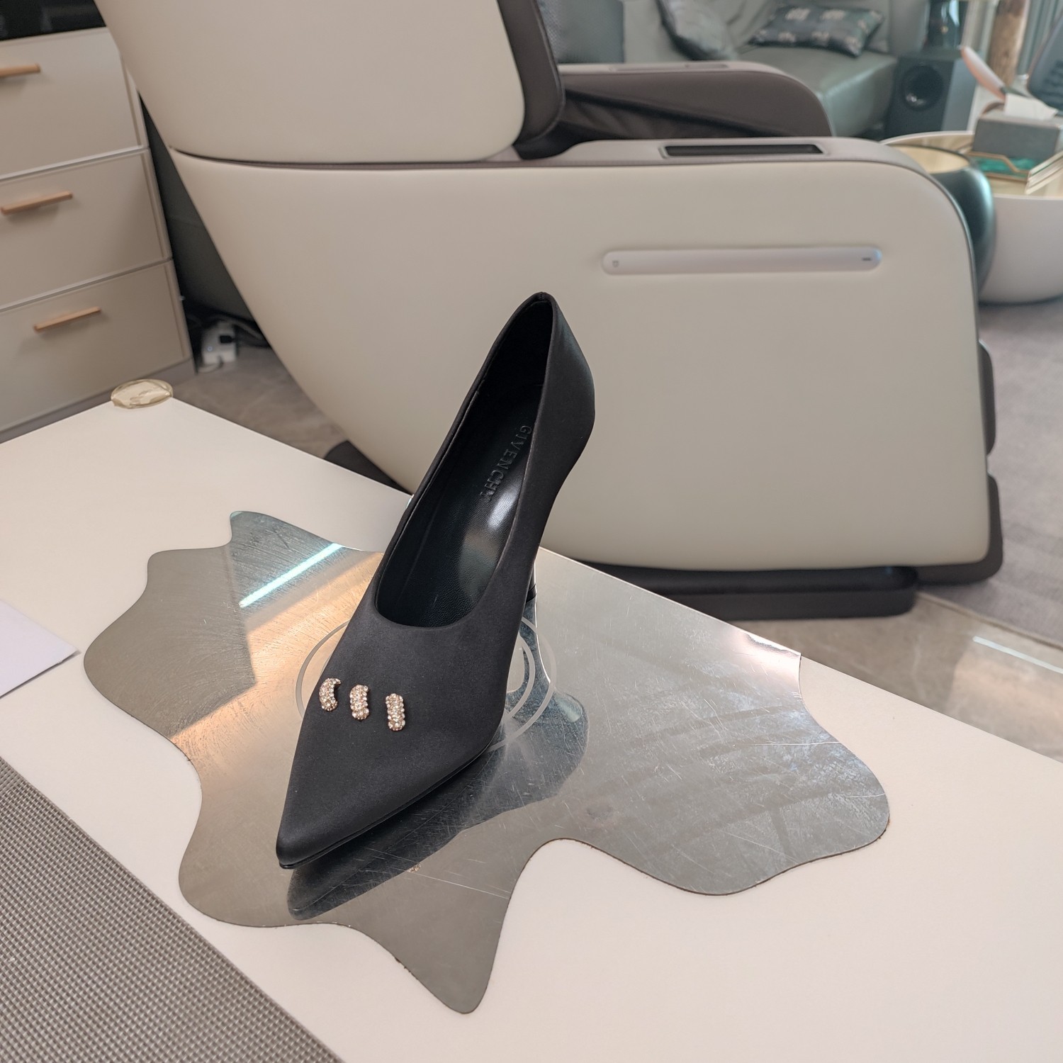 Luxurious GIVENCHY 2025 Collection: Silk Four-Season Comfort Shoes with Unique Design - 图片 6
