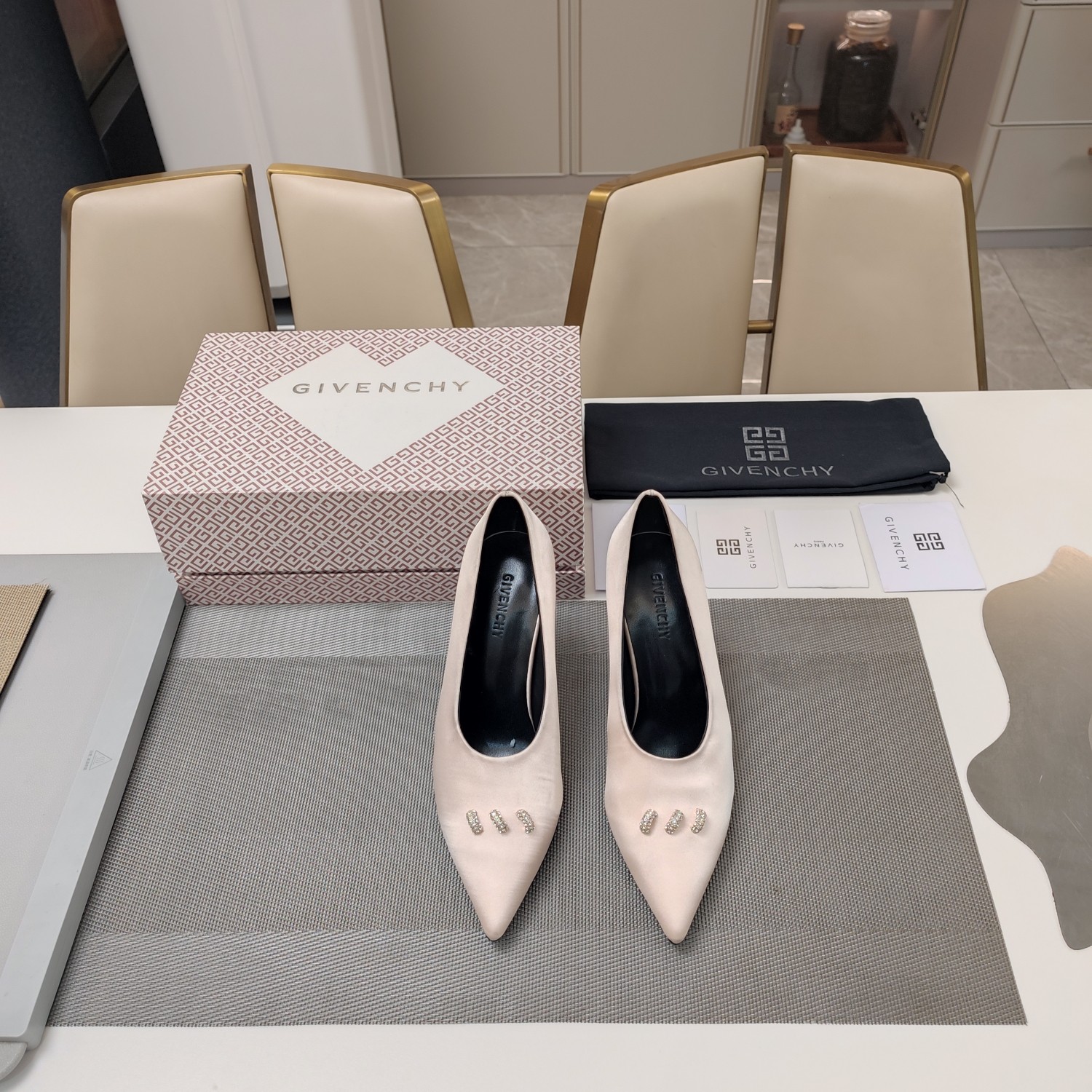 Luxurious Givenchy 2025 Collection: 4-Season Comfort with Zenium Silk & Gold Rings - 图片 9