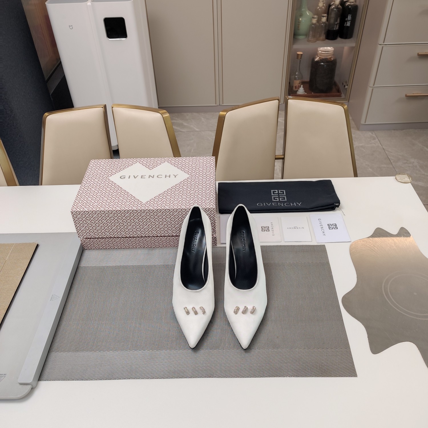 Luxurious Givenchy Brahma Quest Shoes with Unique Design and Comfortable Silk Material - 图片 9