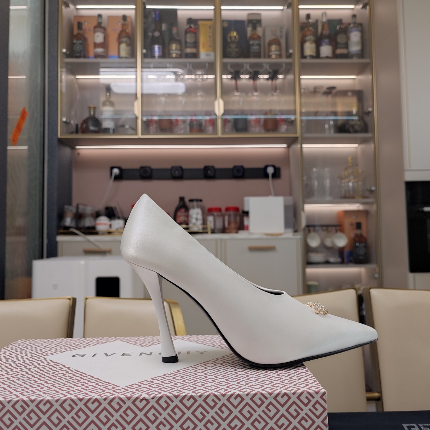 Luxurious Givenchy Brahma Quest Shoes with Unique Design and Comfortable Silk Material - 图片 4