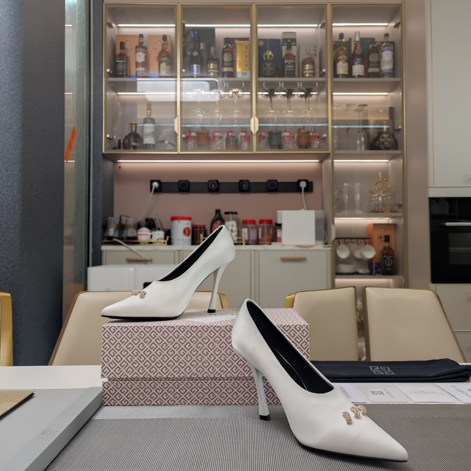 Luxurious Givenchy Brahma Quest Shoes with Unique Design and Comfortable Silk Material - 图片 3